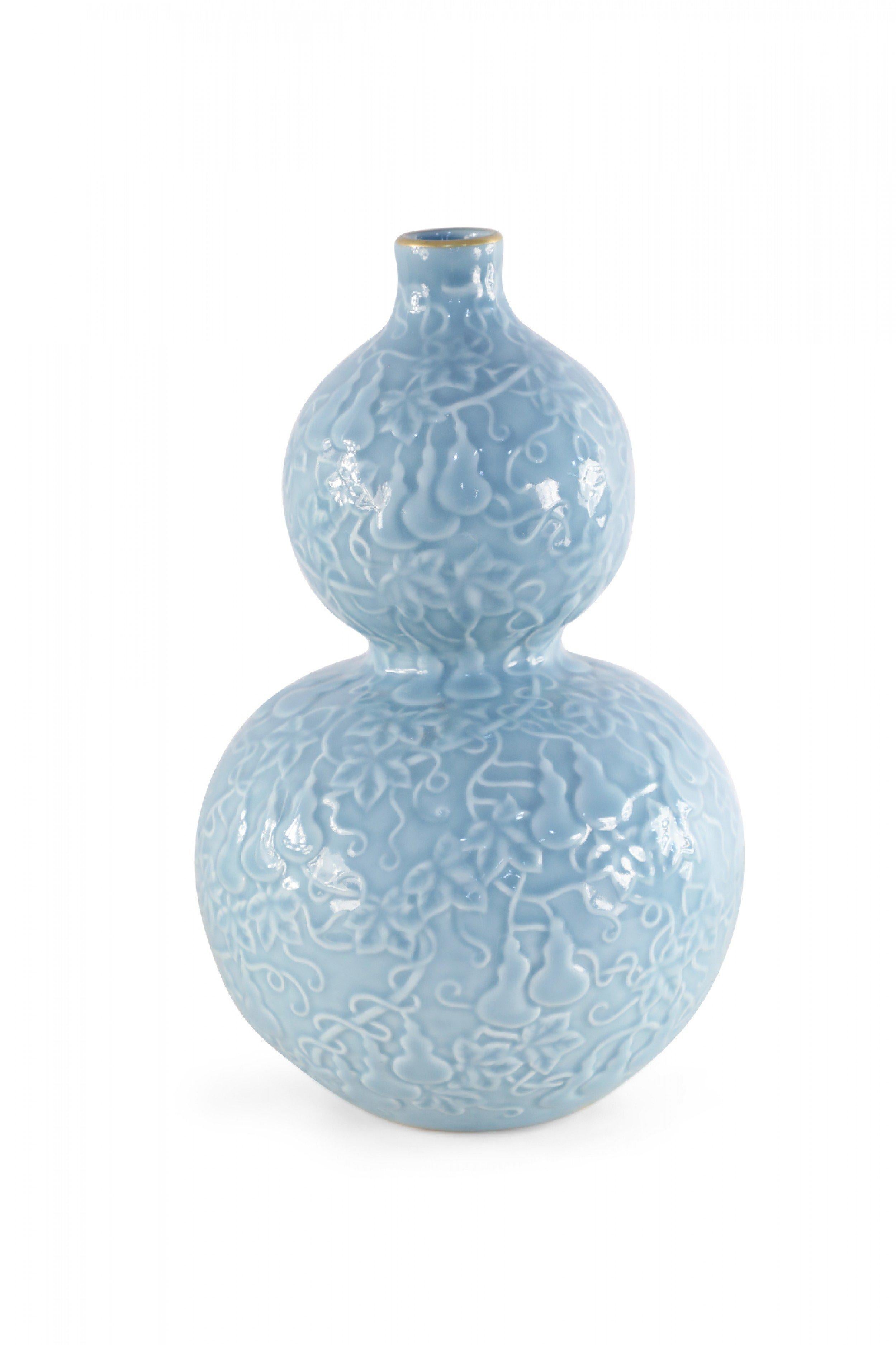 20th Century Chinese Qing Dynasty Style Blue Double-Gourd Porcelain Vase with Gold Rim For Sale