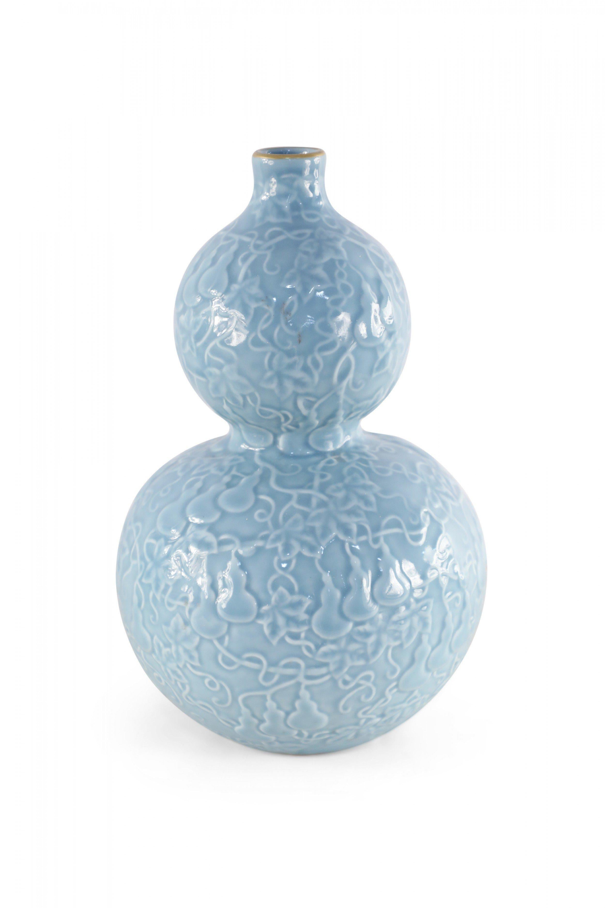 Chinese Qing Dynasty Style Blue Double-Gourd Porcelain Vase with Gold Rim For Sale 1