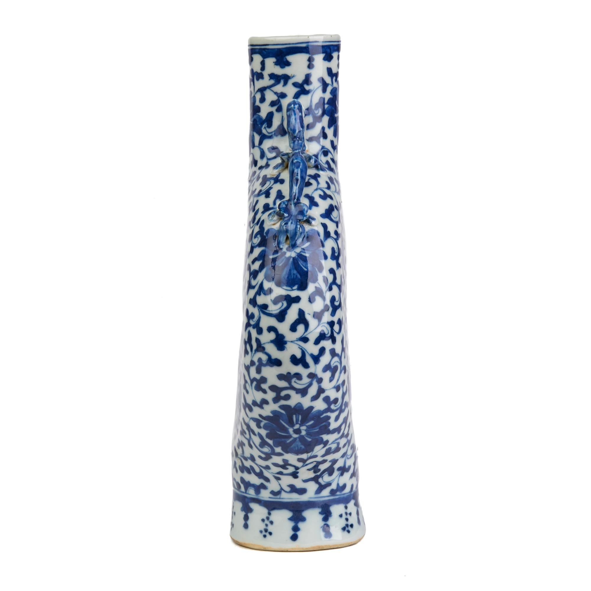 Chinese Qing Dynasty Blue and White Moon Shaped Porcelain Vase, 19th Century 4