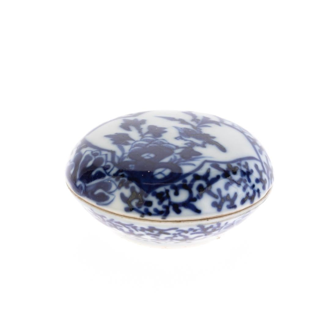 Hand-Painted Chinese Qing Dynasty Blue & White Porcelain Blossoms Lidded Box 19th Century For Sale