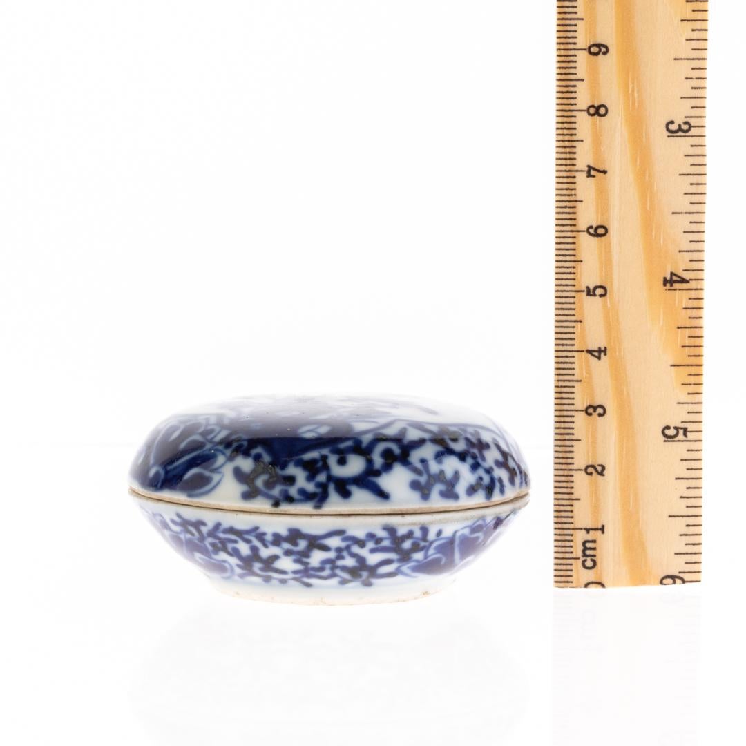 Chinese Qing Dynasty Blue & White Porcelain Blossoms Lidded Box 19th Century In Good Condition For Sale In Nottingham, GB