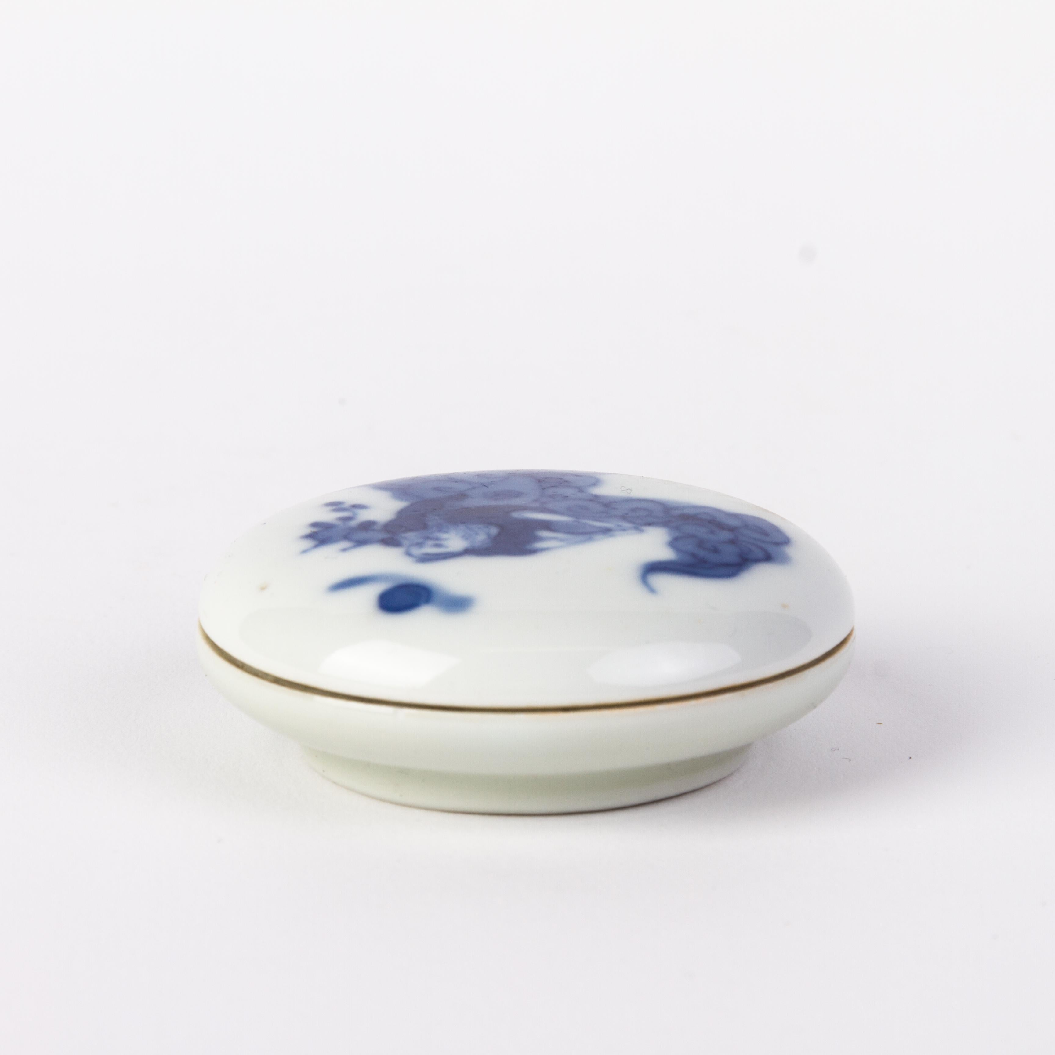 Hand-Painted Chinese Qing Dynasty Blue & White Porcelain Immortal Box with Seal 19th Century  For Sale