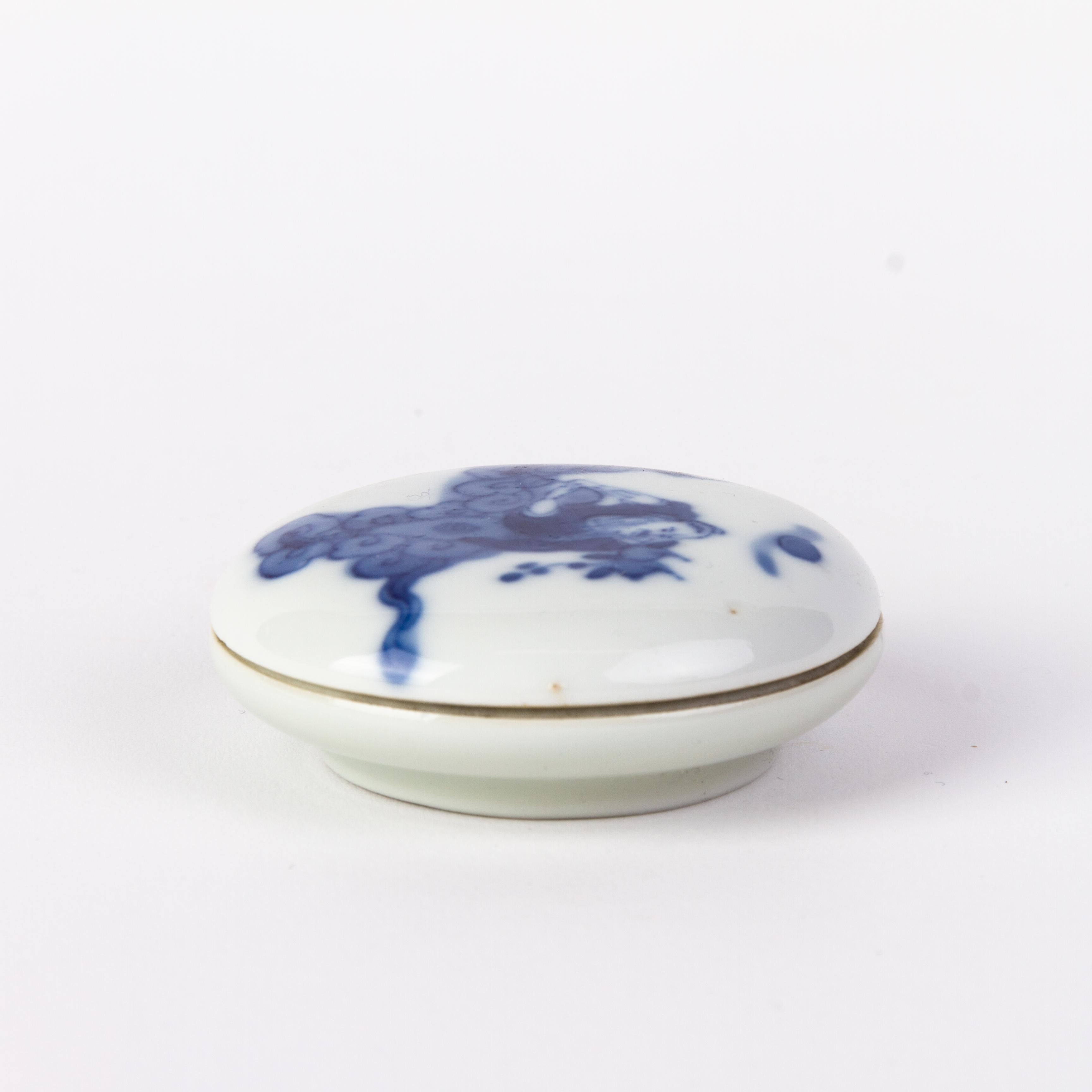 Chinese Qing Dynasty Blue & White Porcelain Immortal Box with Seal 19th Century  In Good Condition For Sale In Nottingham, GB