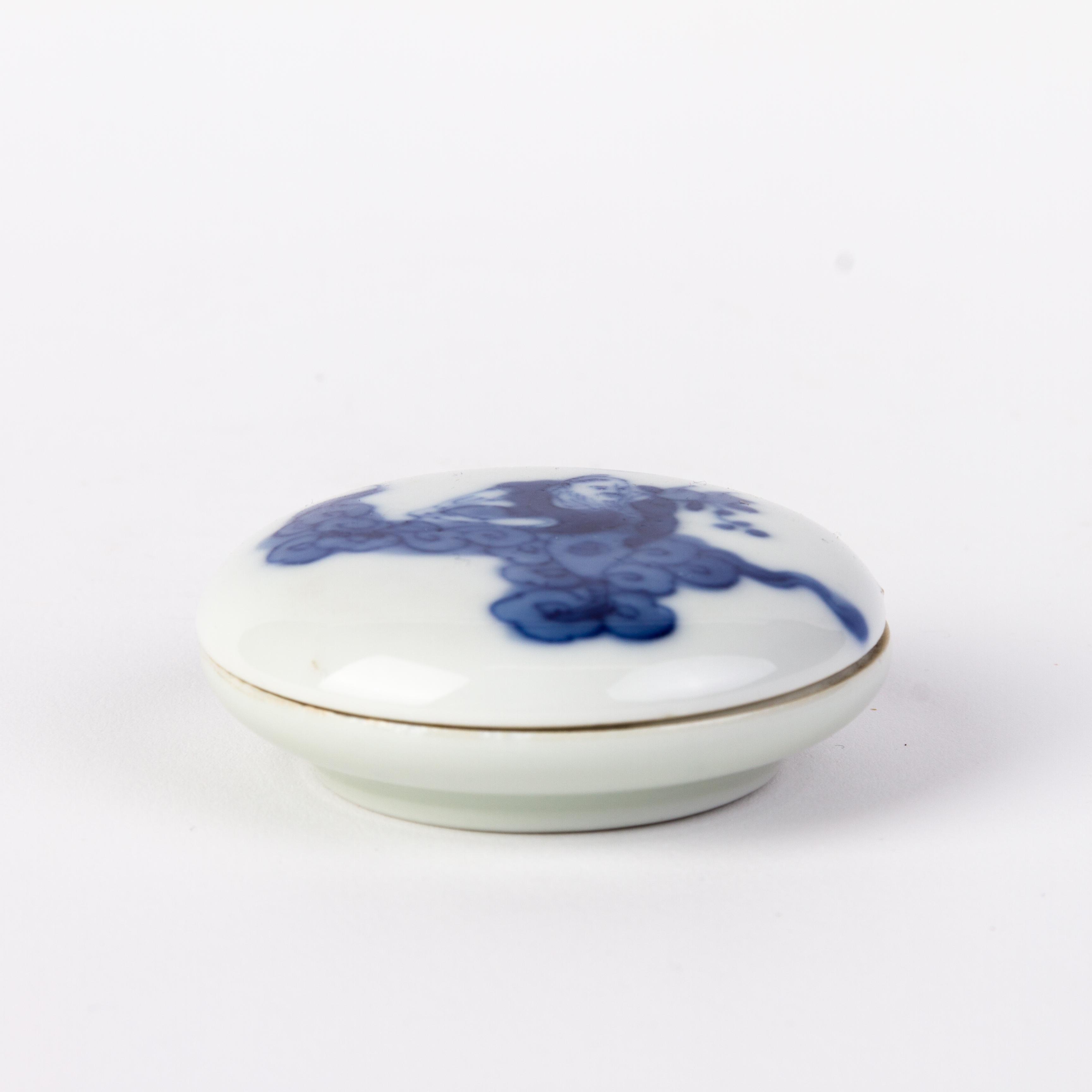 Chinese Qing Dynasty Blue & White Porcelain Immortal Box with Seal 19th Century  For Sale 3