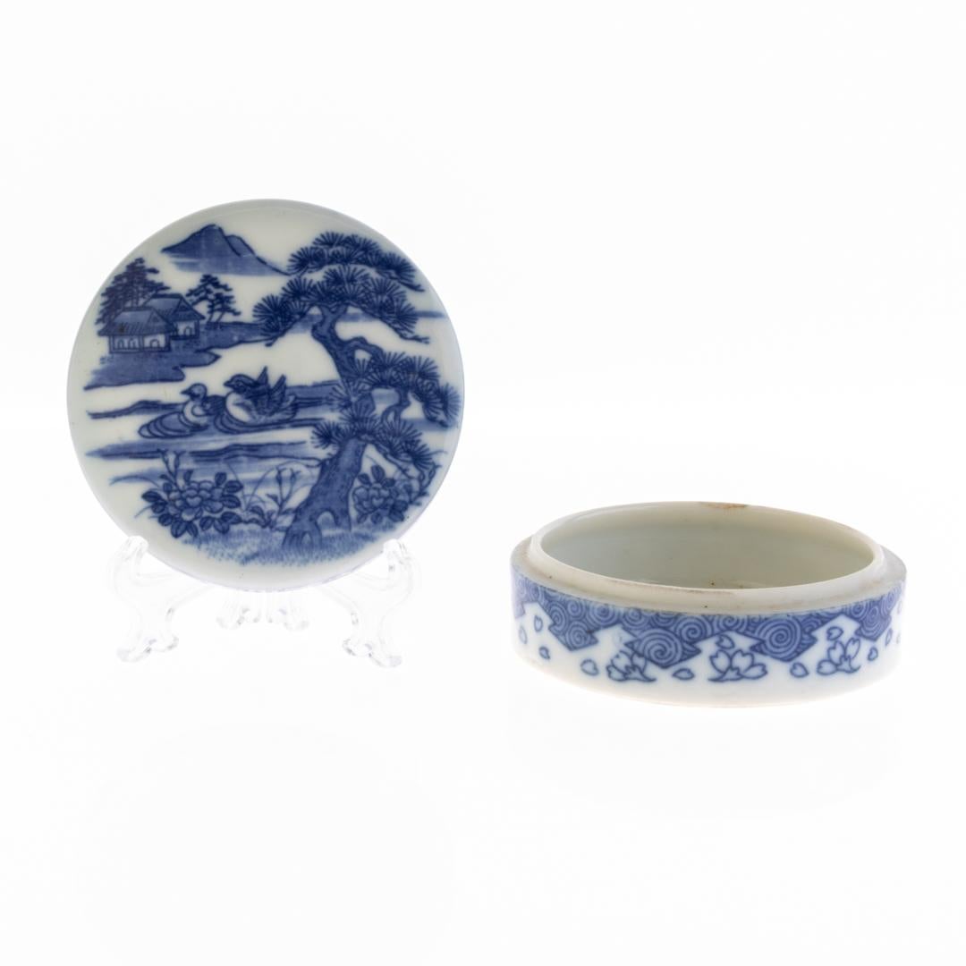 Chinese Qing Dynasty Blue & White Porcelain Landscape Lidded Box 19th Century
Good condition overall
From a private collection.
Free international shipping.
