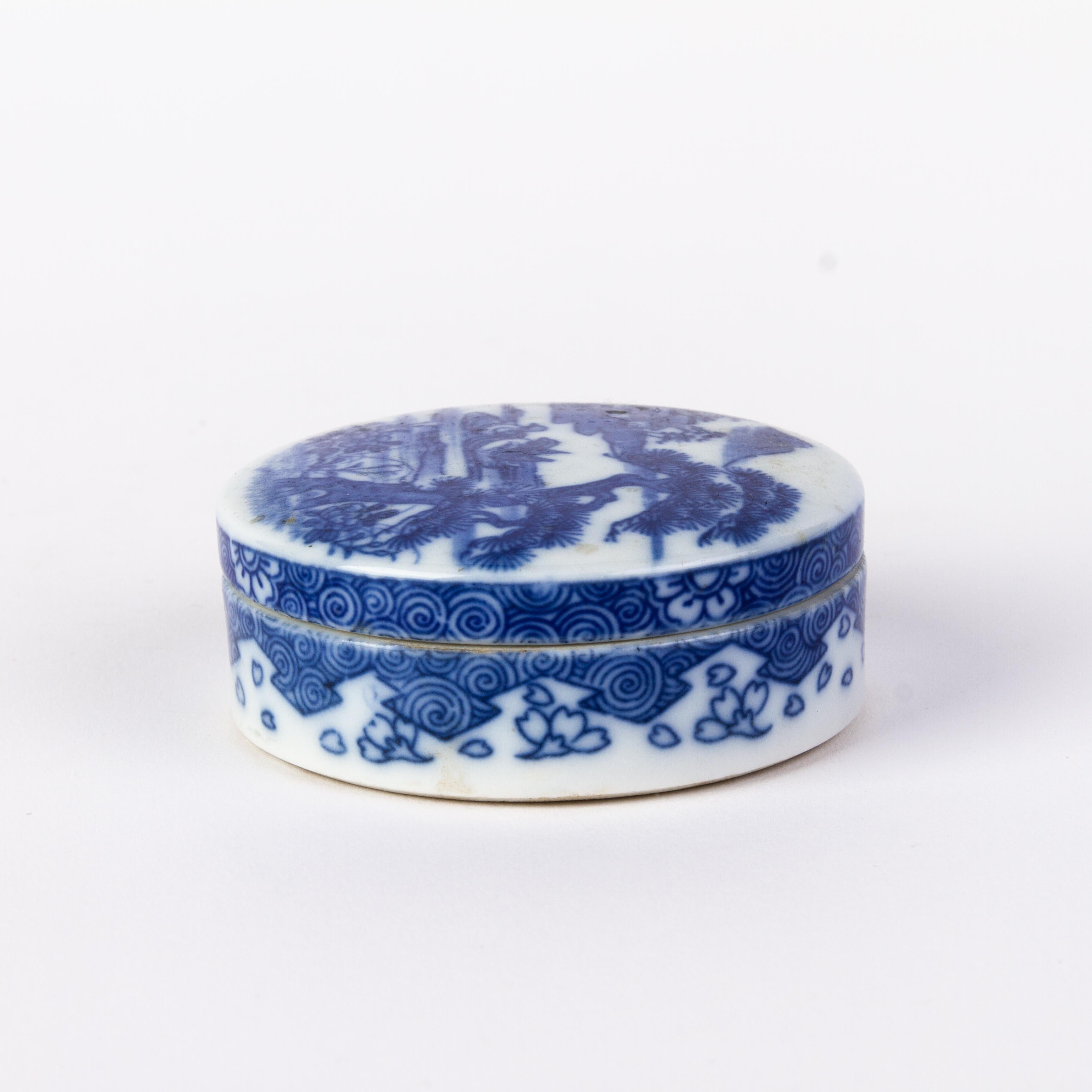 Chinese Qing Dynasty Blue & White Porcelain Landscape Lidded Box 19th Century In Good Condition In Nottingham, GB