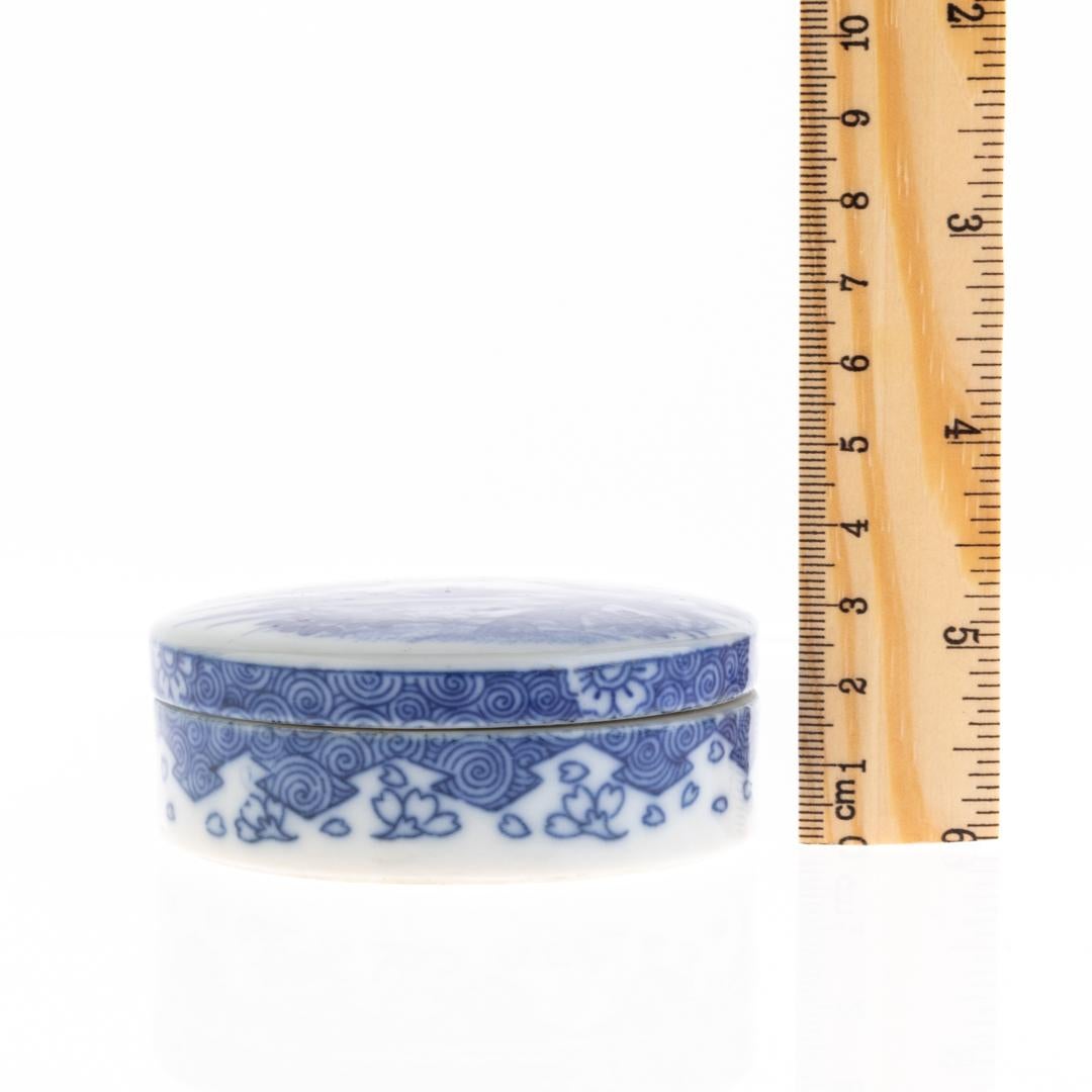 Chinese Qing Dynasty Blue & White Porcelain Landscape Lidded Box 19th Century In Good Condition For Sale In Nottingham, GB