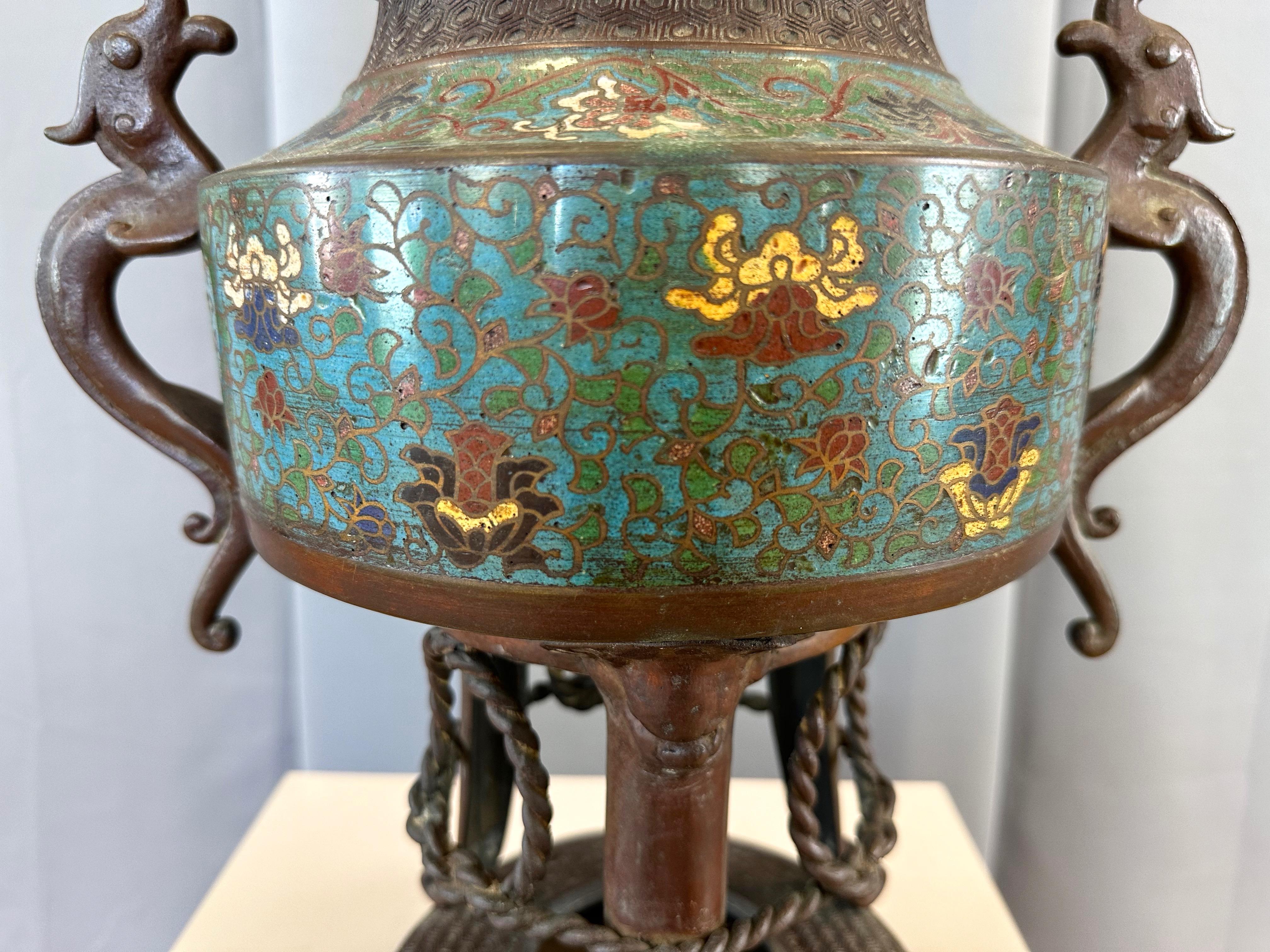 Incensario japonés de bronce champlevé del periodo Taishō con tapa de figura komainu, c. 1915 en venta 3