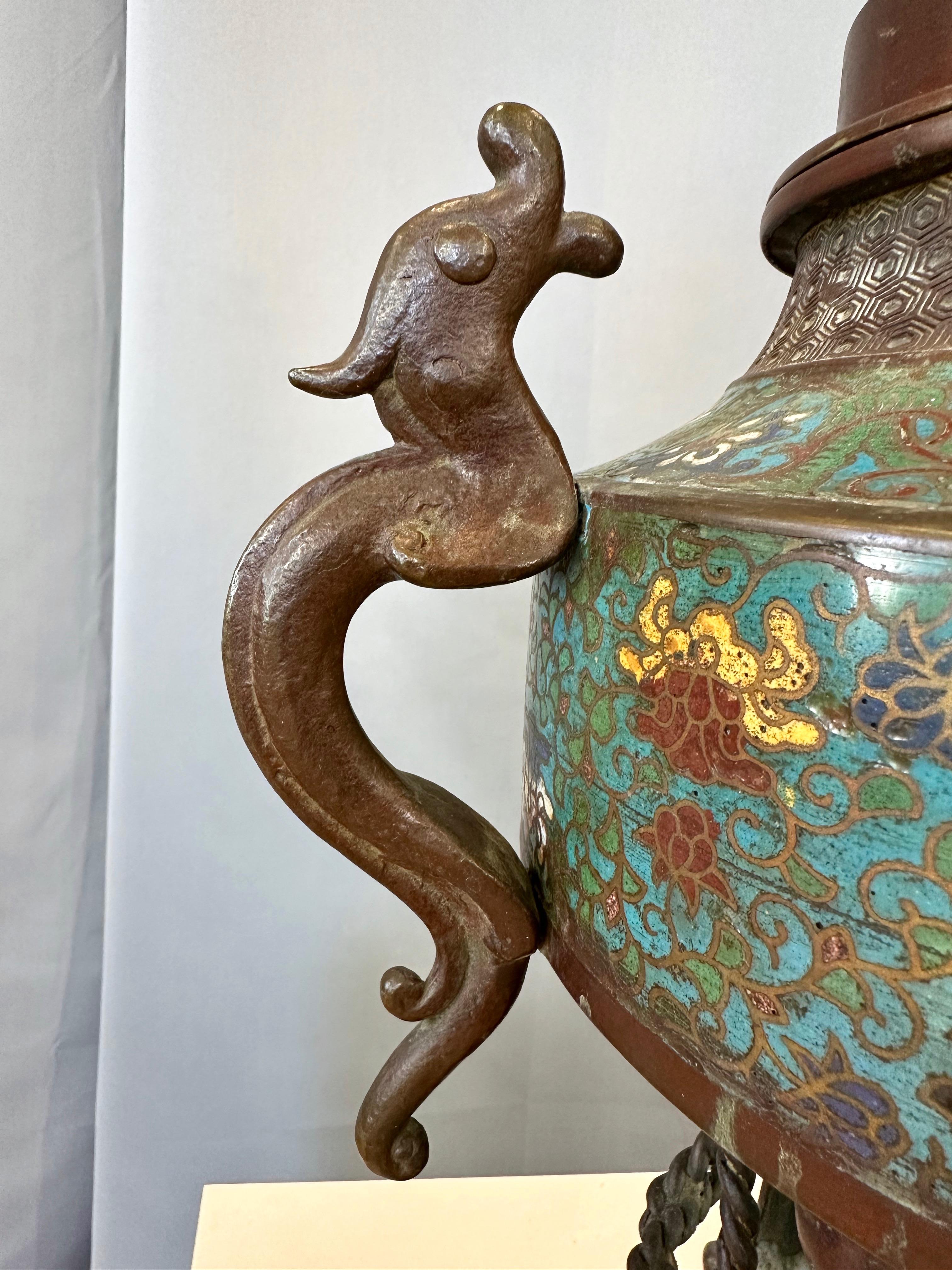 Incensario japonés de bronce champlevé del periodo Taishō con tapa de figura komainu, c. 1915 en venta 4