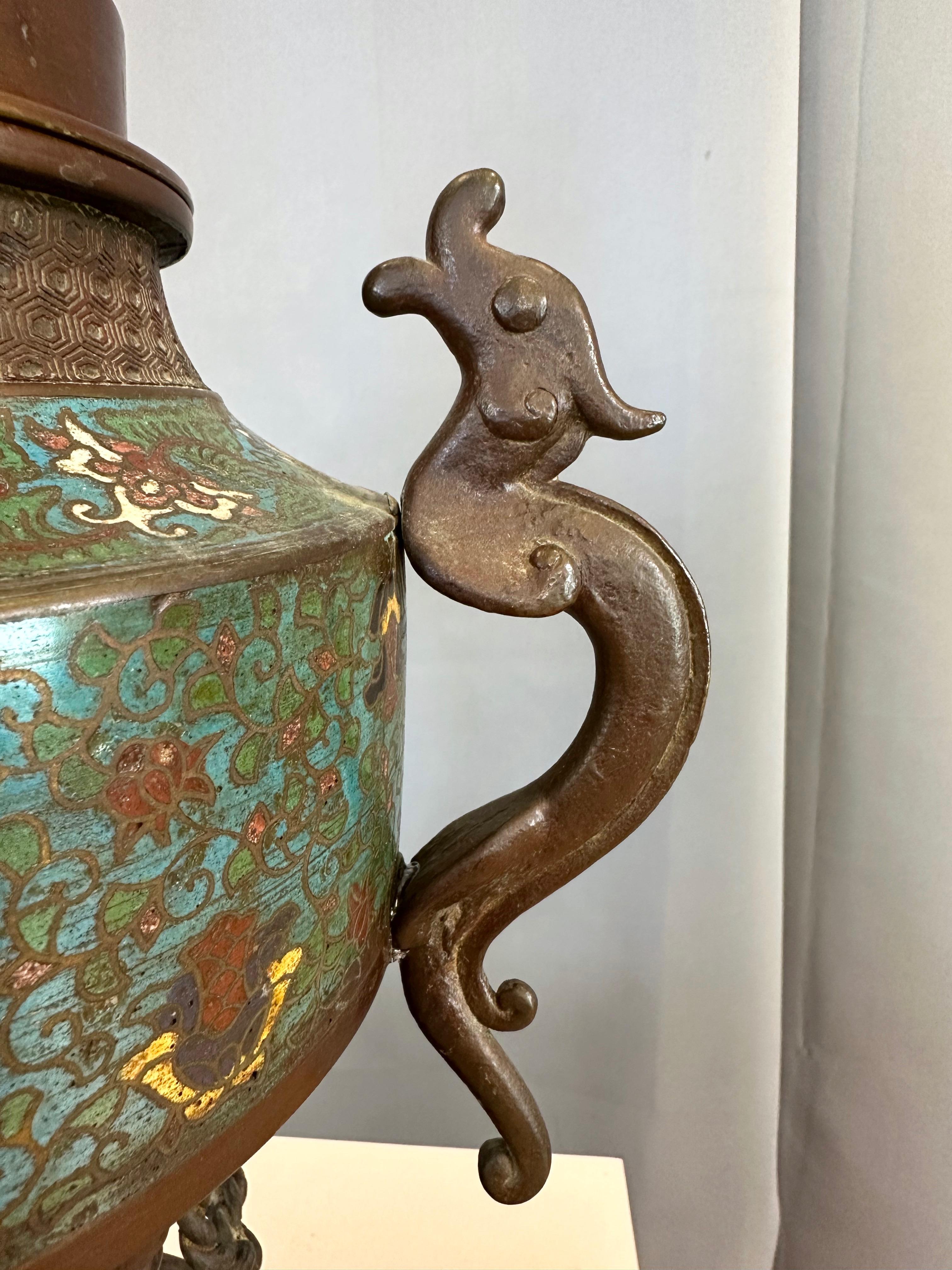 Incensario japonés de bronce champlevé del periodo Taishō con tapa de figura komainu, c. 1915 en venta 5