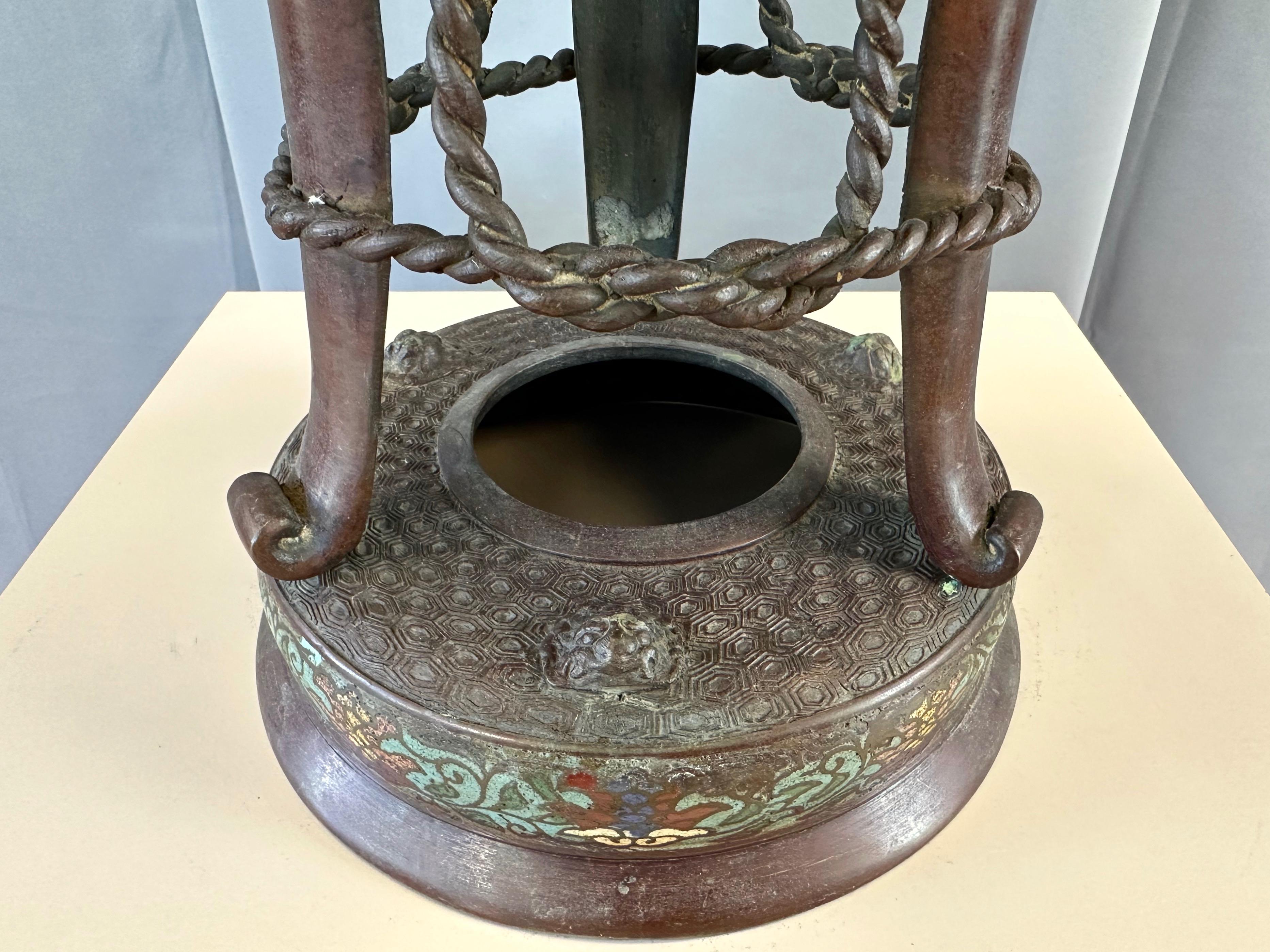 Incensario japonés de bronce champlevé del periodo Taishō con tapa de figura komainu, c. 1915 en venta 7