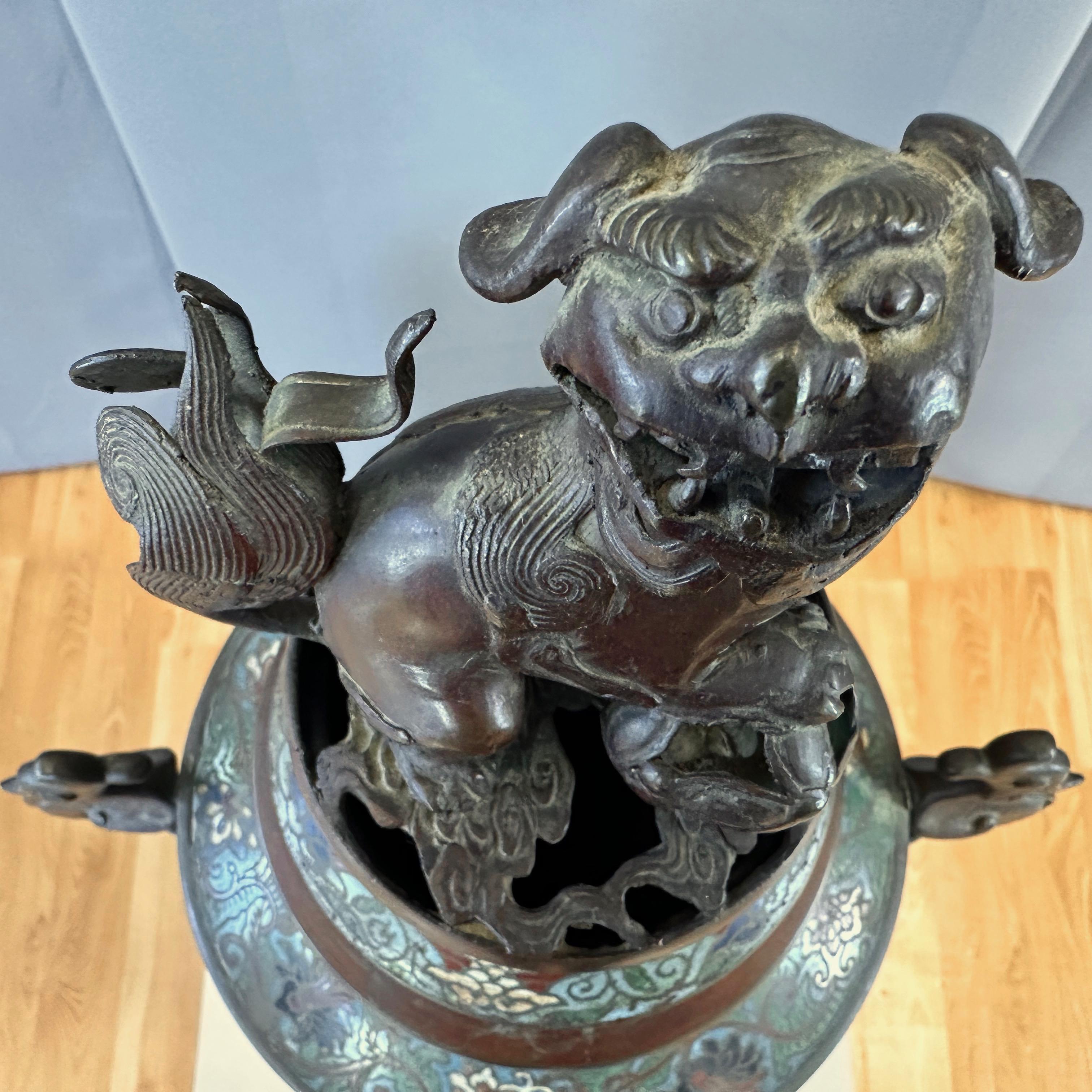 Incensario japonés de bronce champlevé del periodo Taishō con tapa de figura komainu, c. 1915 en venta 8