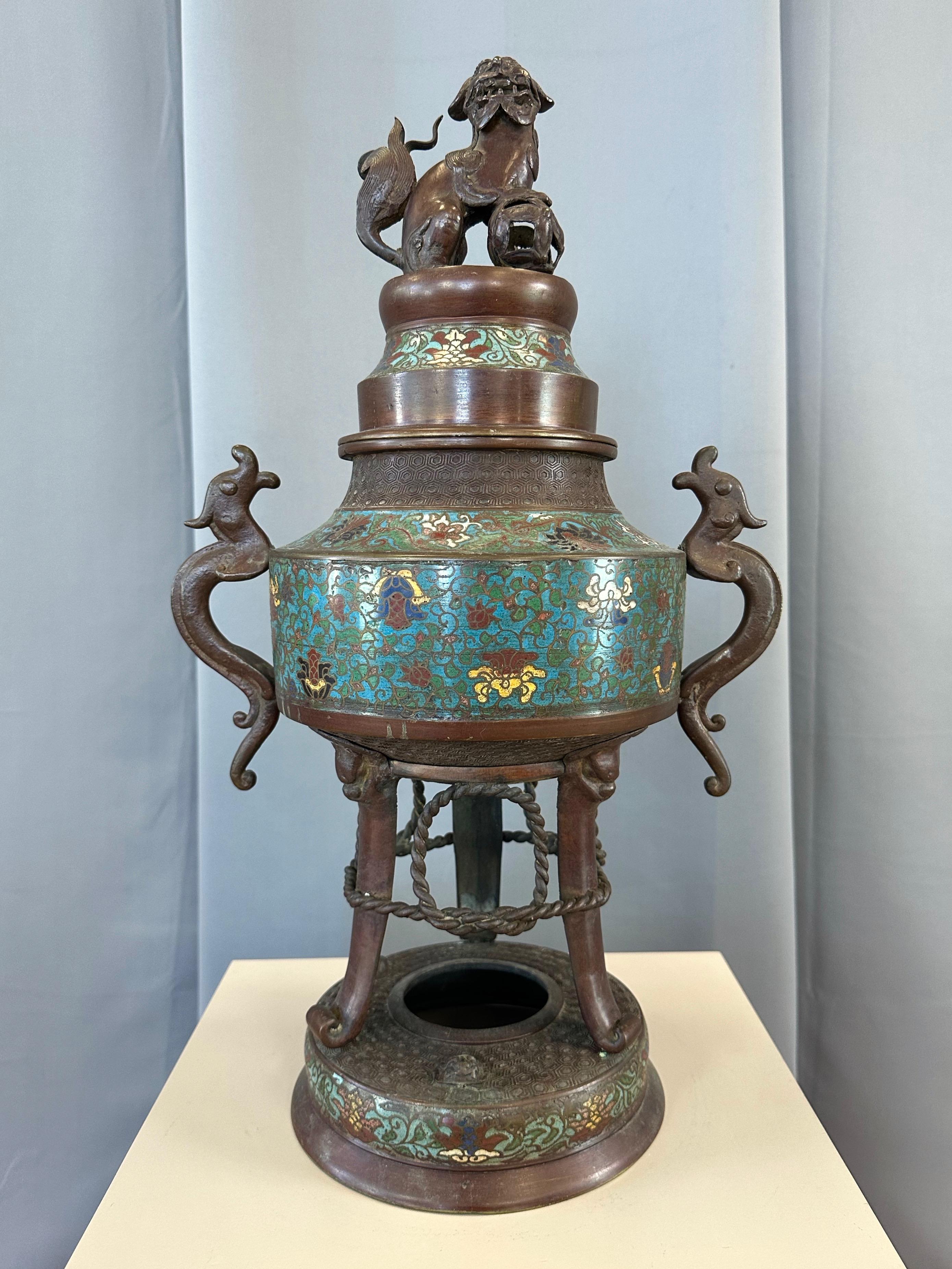 Antiguo incensario alto de bronce japonés del periodo Taishō, de hacia 1915, con tapa de figura komainu y adornos de flor de loto en el cuerpo.

Forma de bronce fundido, grande y elaborada, con una pátina natural marrón rojiza oscura muy hermosa y