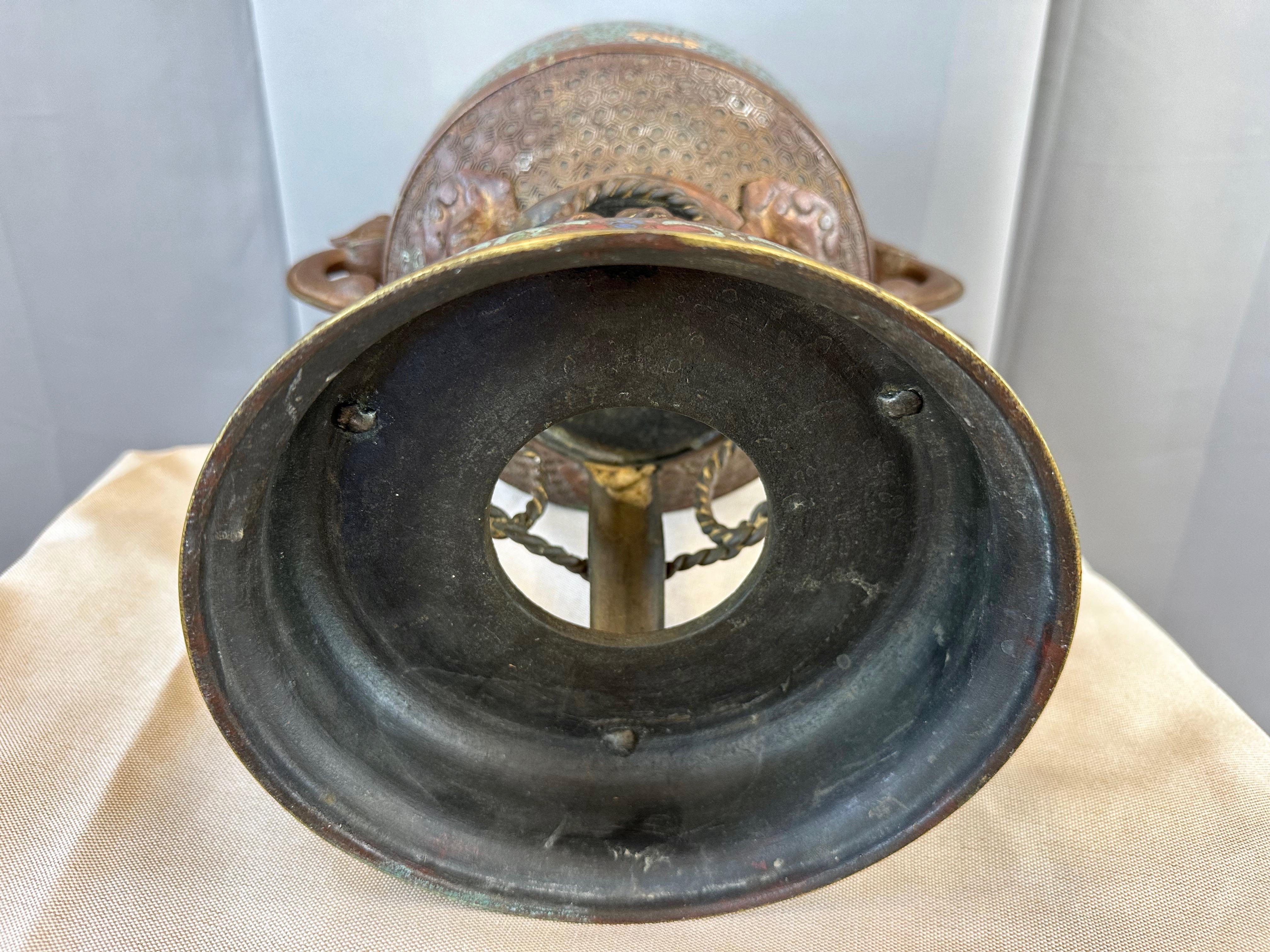 Incensario japonés de bronce champlevé del periodo Taishō con tapa de figura komainu, c. 1915 en venta 12