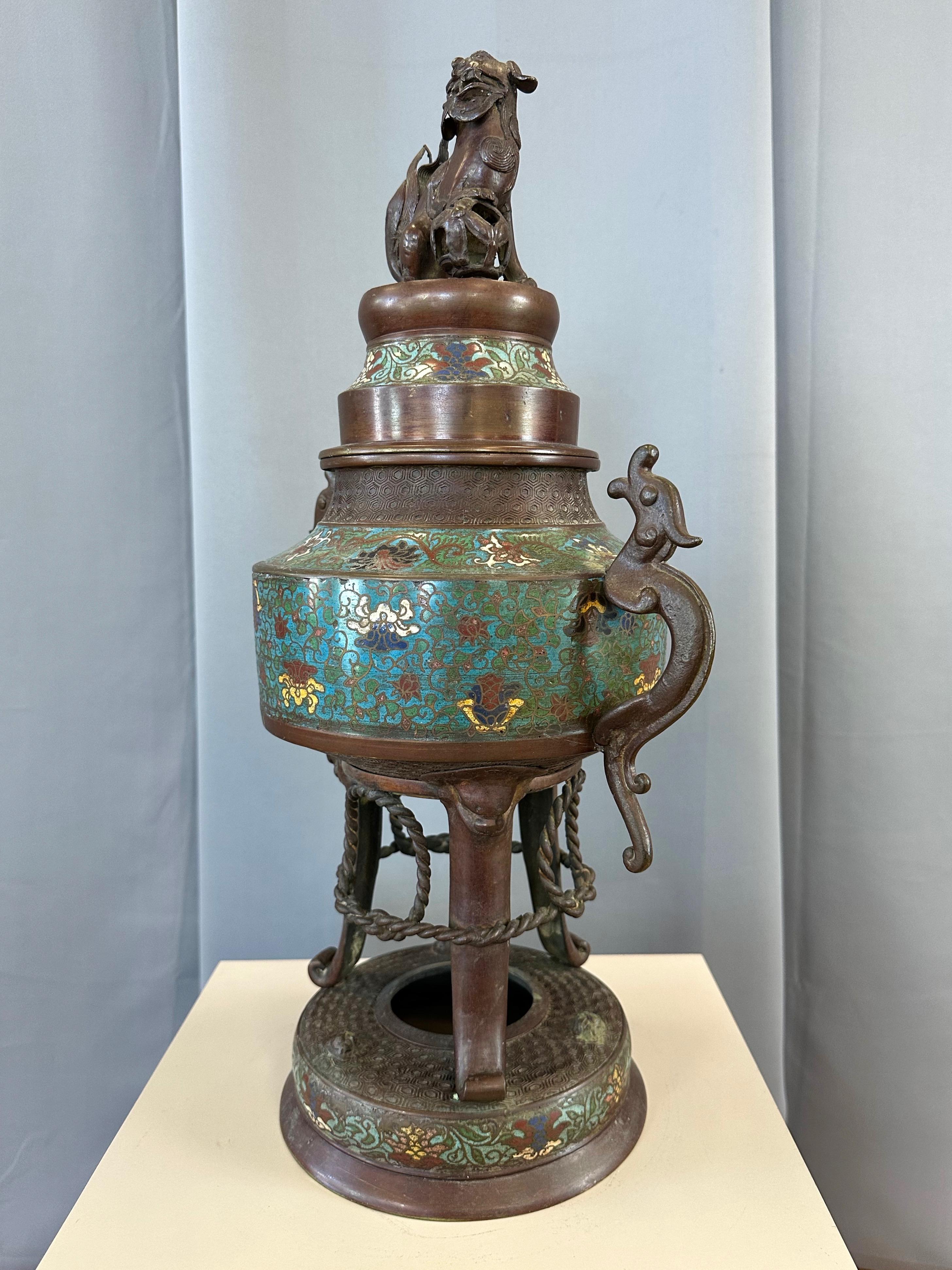 Incensario japonés de bronce champlevé del periodo Taishō con tapa de figura komainu, c. 1915 Taisho en venta