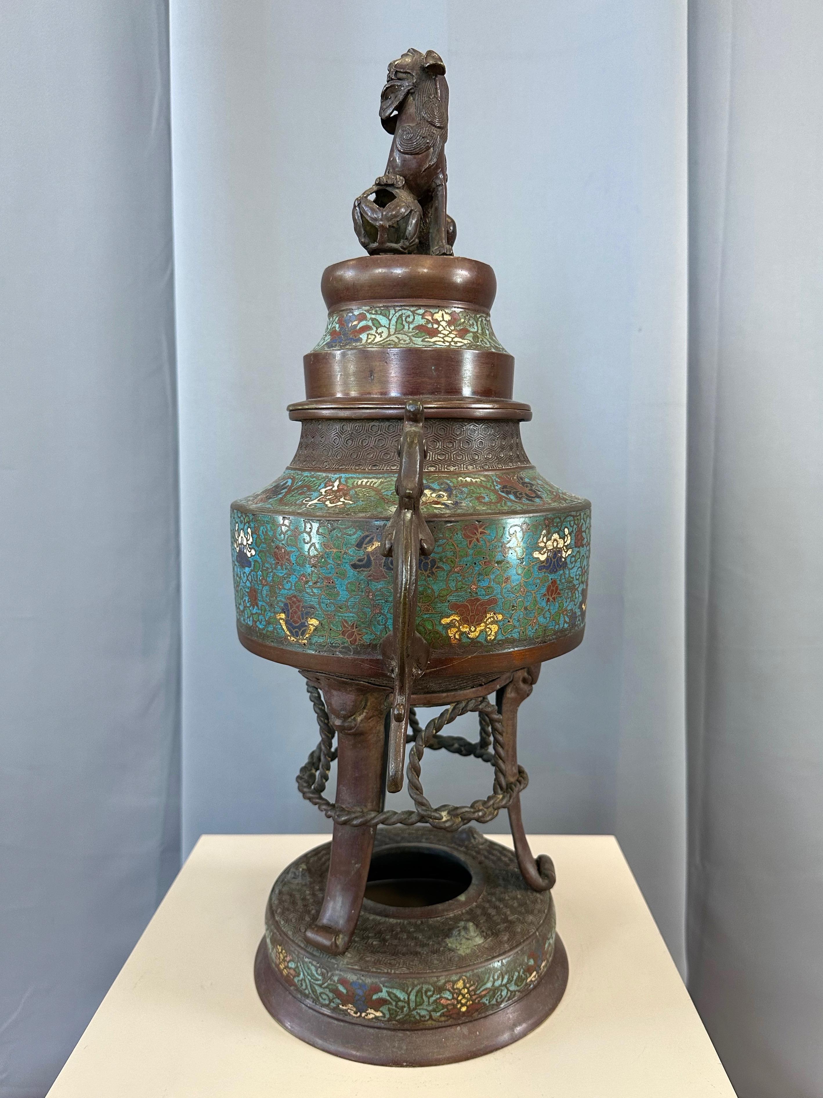 Incensario japonés de bronce champlevé del periodo Taishō con tapa de figura komainu, c. 1915 Japonés en venta