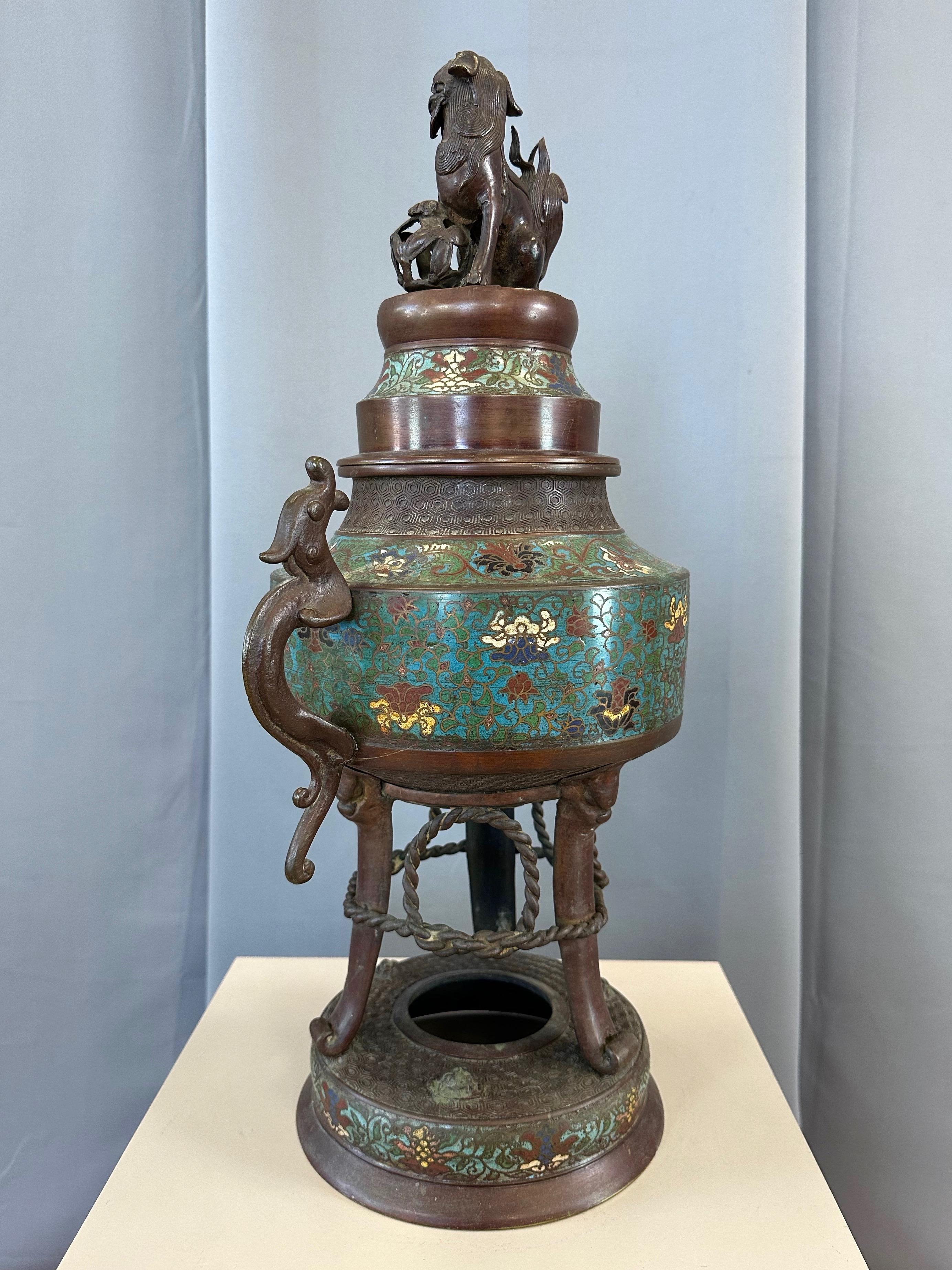 Incensario japonés de bronce champlevé del periodo Taishō con tapa de figura komainu, c. 1915 Vaciado en venta