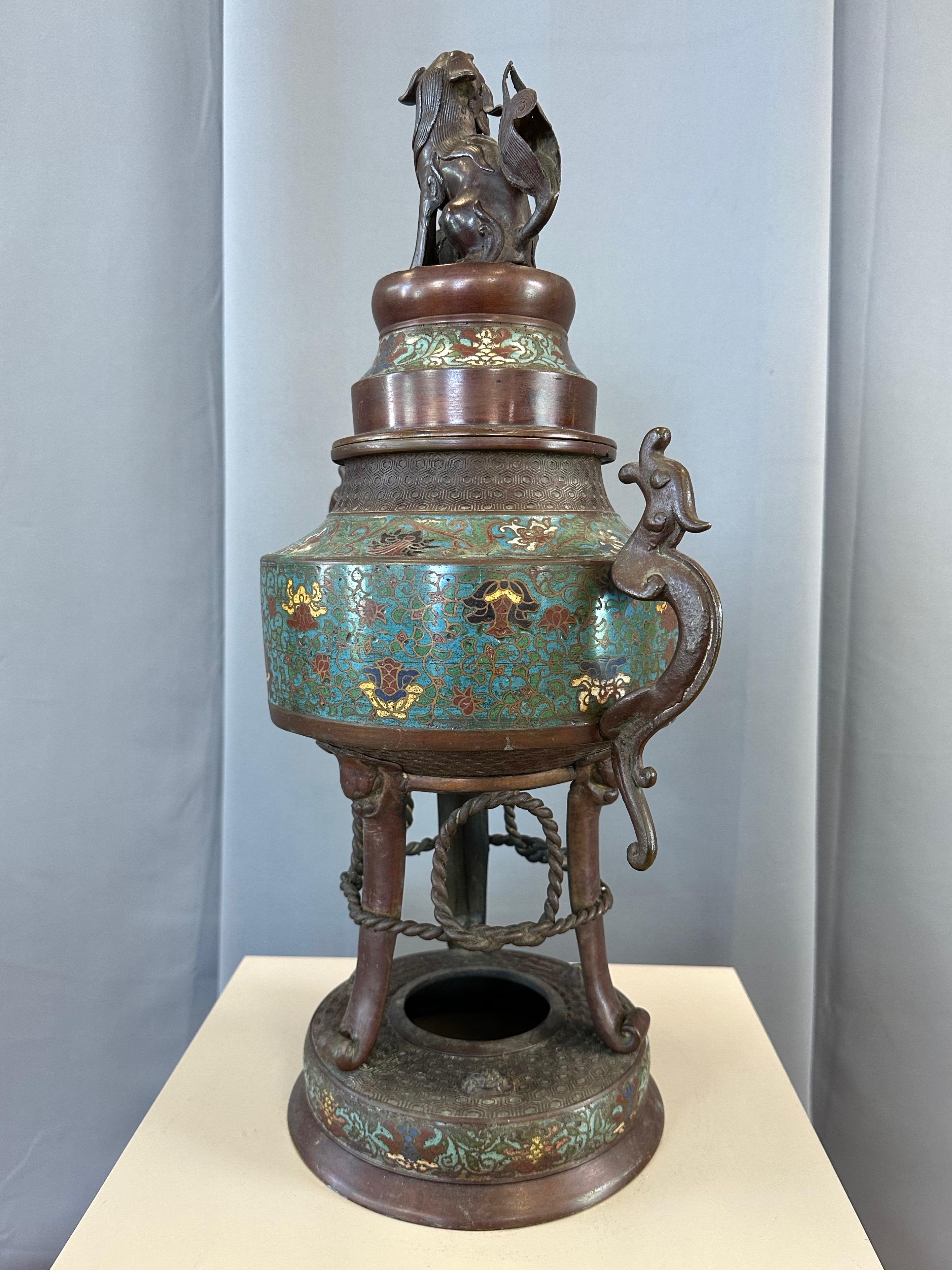 Incensario japonés de bronce champlevé del periodo Taishō con tapa de figura komainu, c. 1915 siglo XX en venta