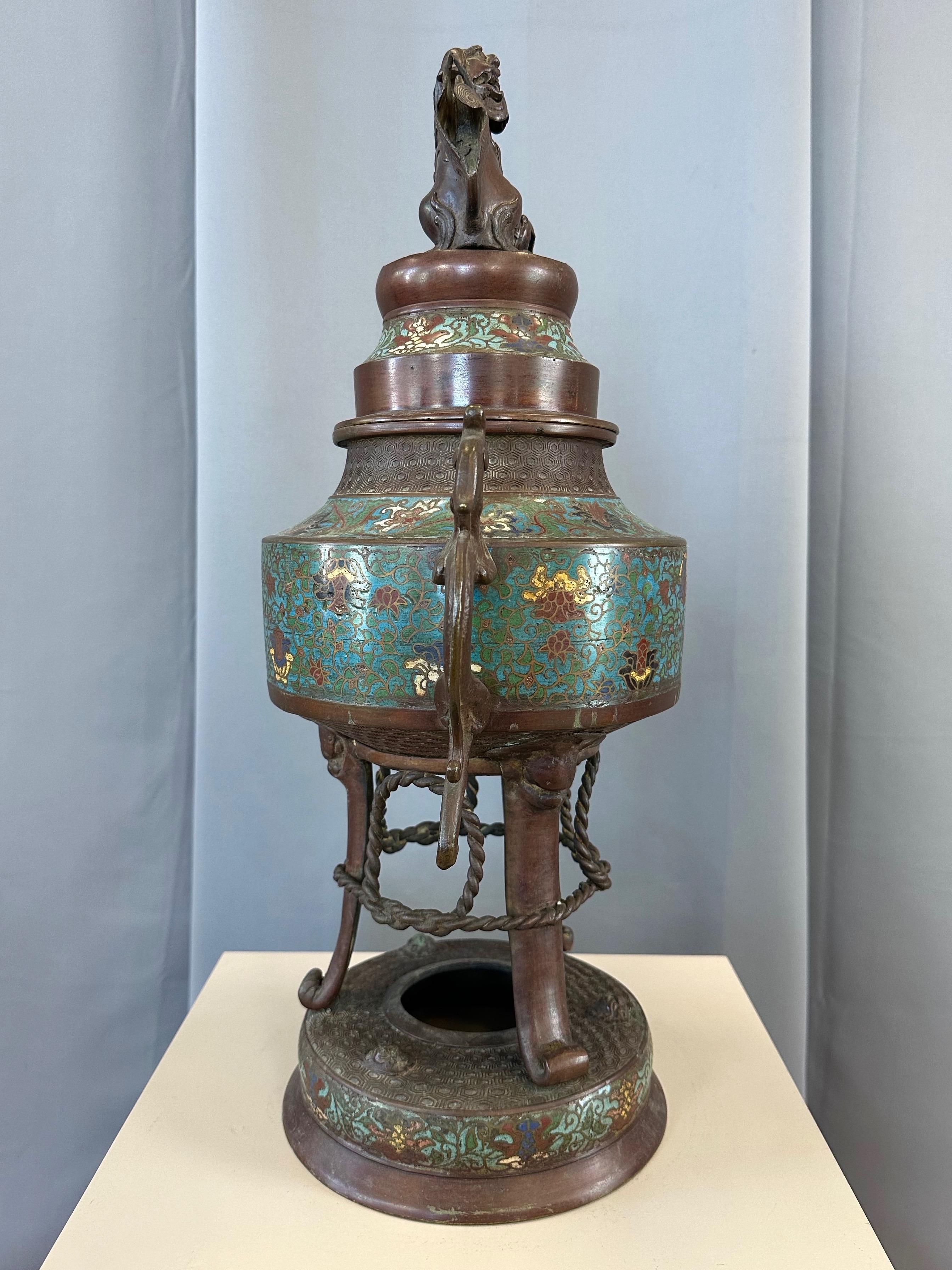 Incensario japonés de bronce champlevé del periodo Taishō con tapa de figura komainu, c. 1915 Bronce en venta