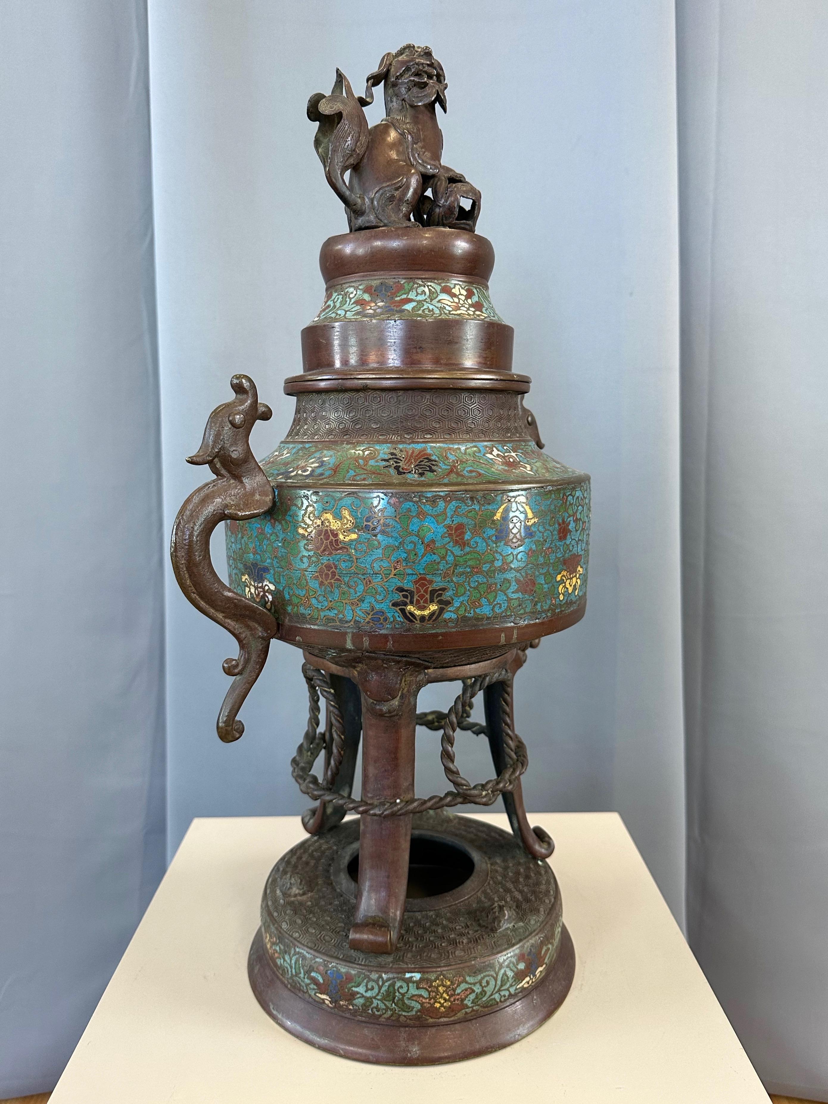 Incensario japonés de bronce champlevé del periodo Taishō con tapa de figura komainu, c. 1915 en venta 1