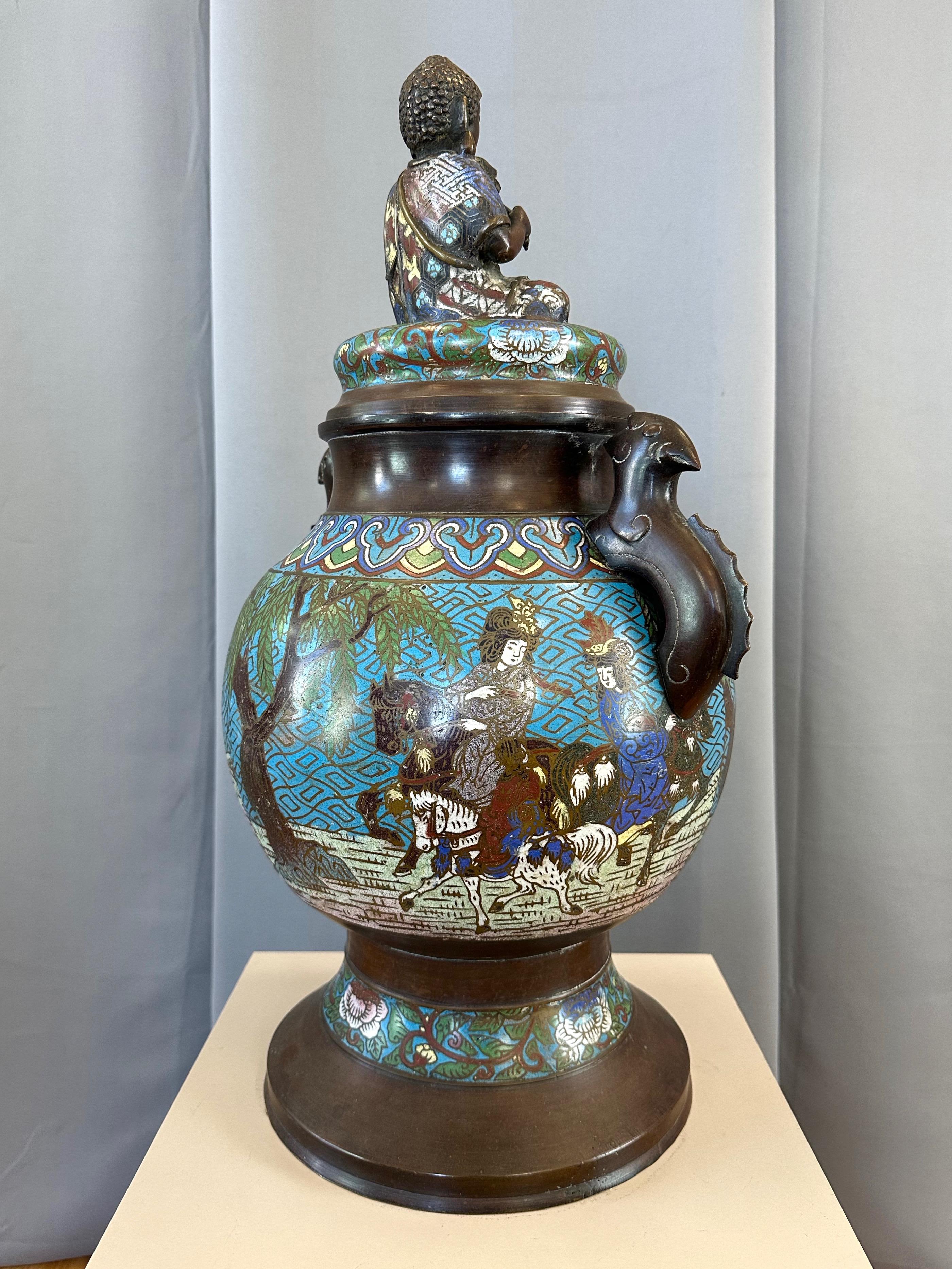 Japanese Taishō Period Bronze Champlevé Urn with Buddha Figure Lid, c. 1915 For Sale 4