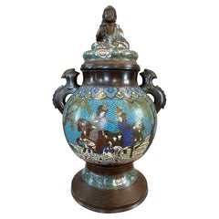 Urna japonesa de bronce champlevé del periodo Taishō con tapa de figura de Buda, c. 1915