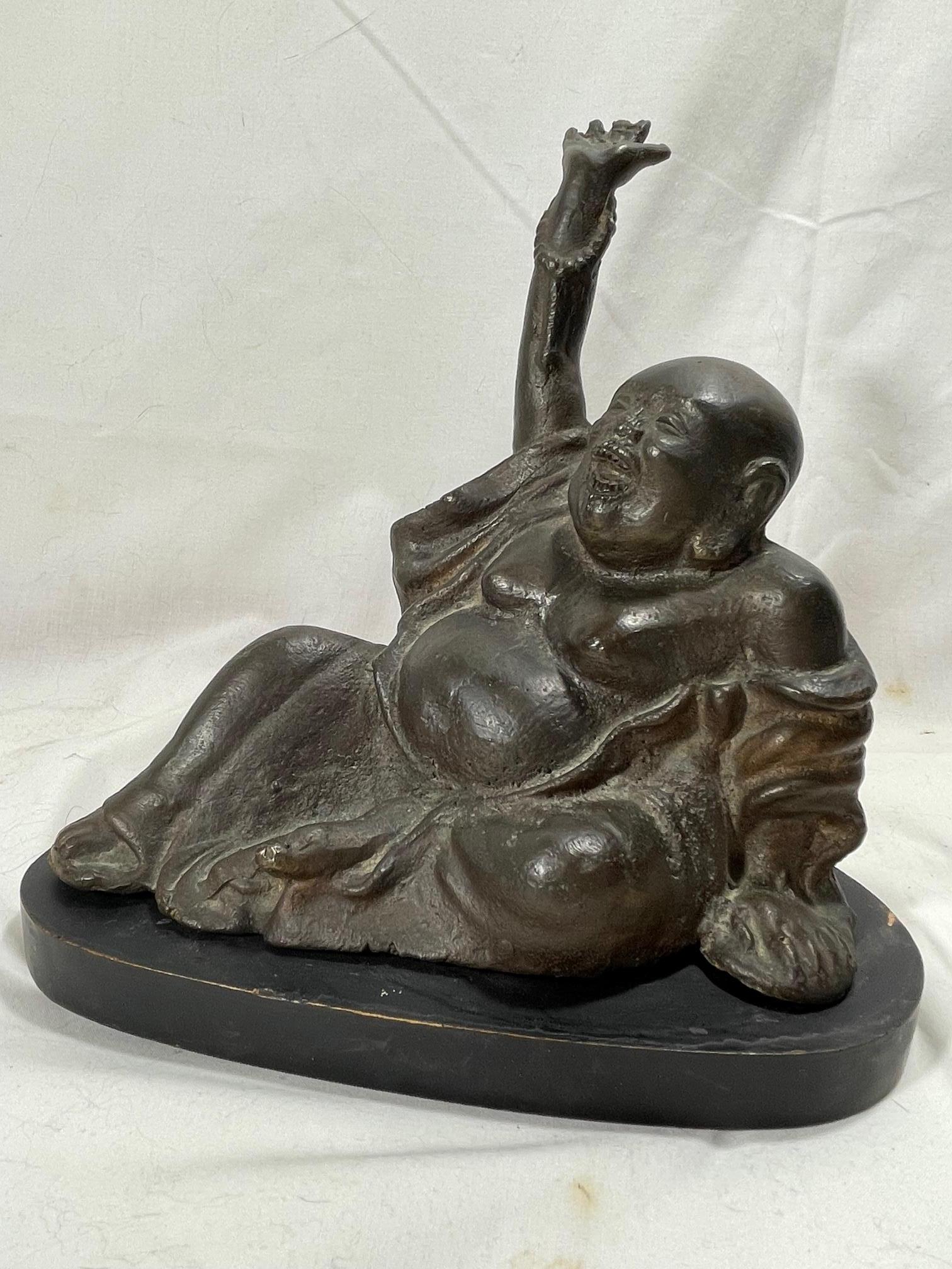 Chinesische Qing Dynasty Bronzestatue des sitzenden glücklichen Maitreya Buddha (Qing-Dynastie) im Angebot