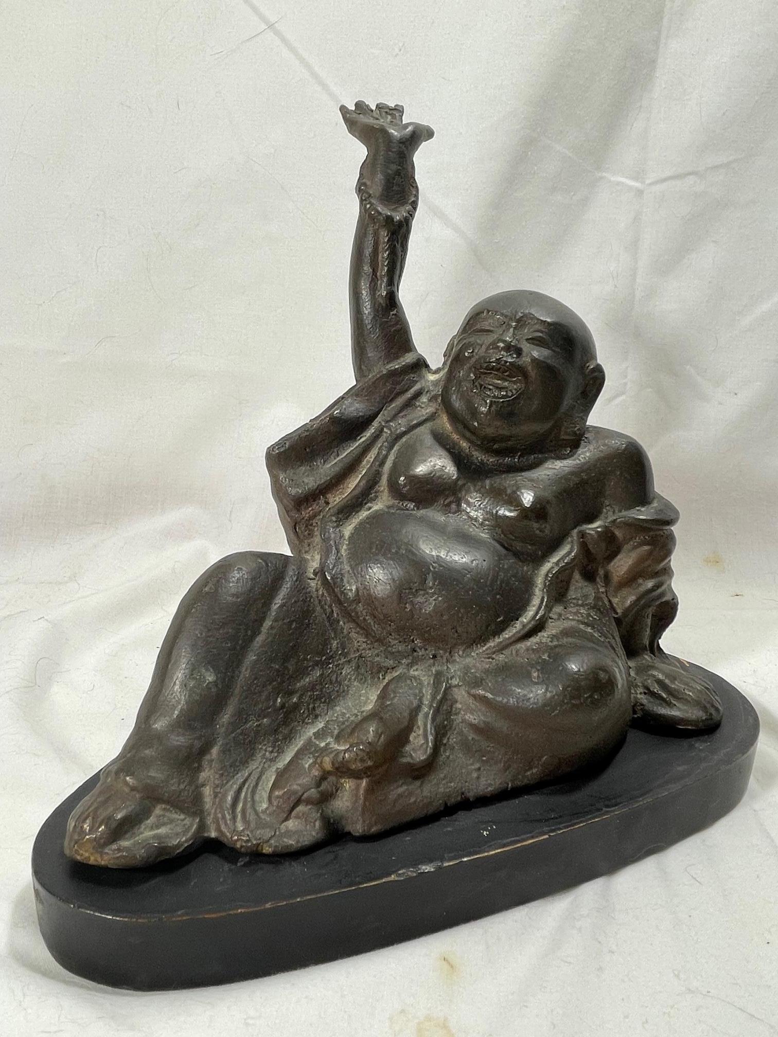 Chinesische Qing Dynasty Bronzestatue des sitzenden glücklichen Maitreya Buddha (Gegossen) im Angebot