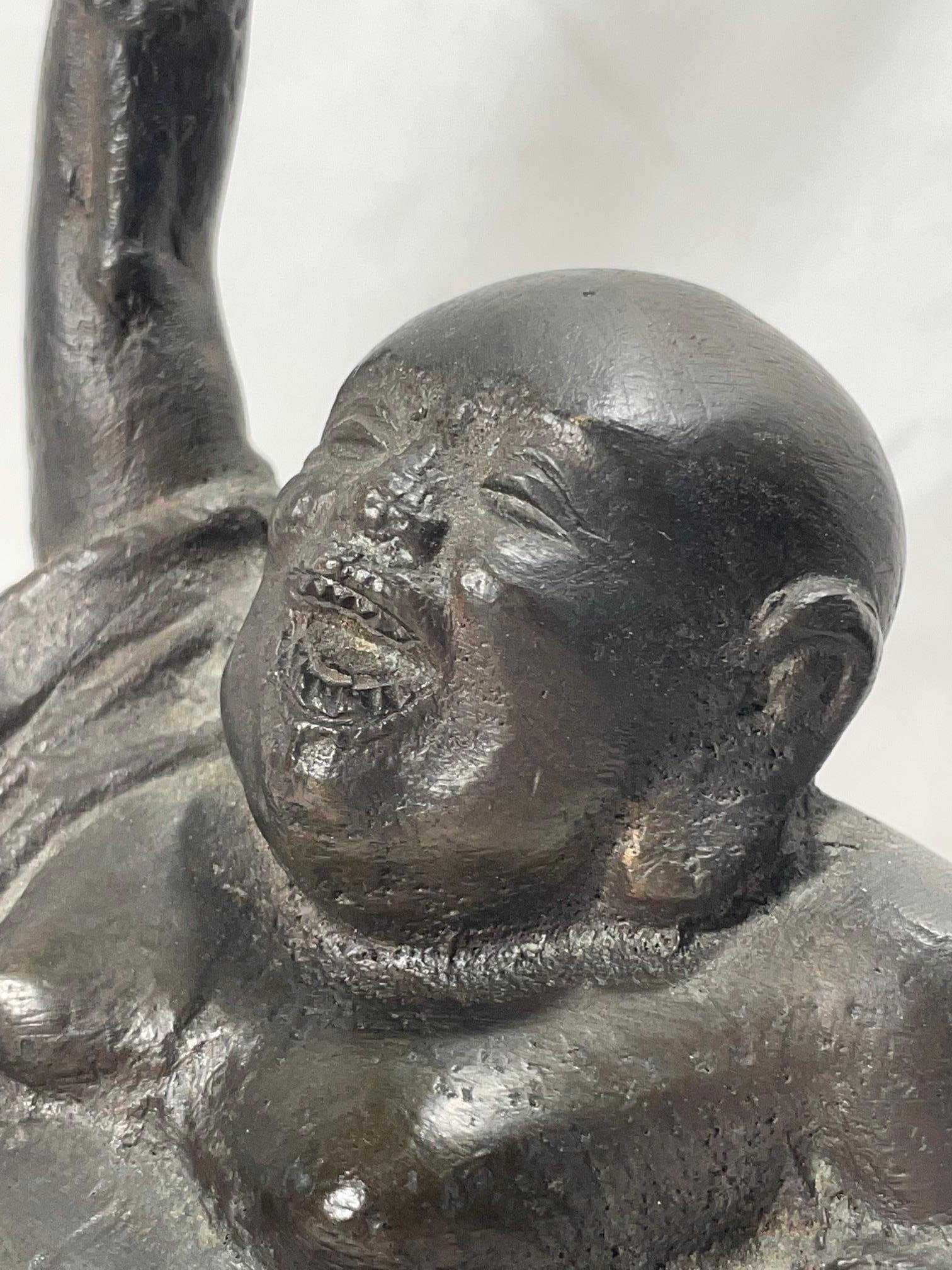 Chinesische Qing Dynasty Bronzestatue des sitzenden glücklichen Maitreya Buddha (18. Jahrhundert und früher) im Angebot
