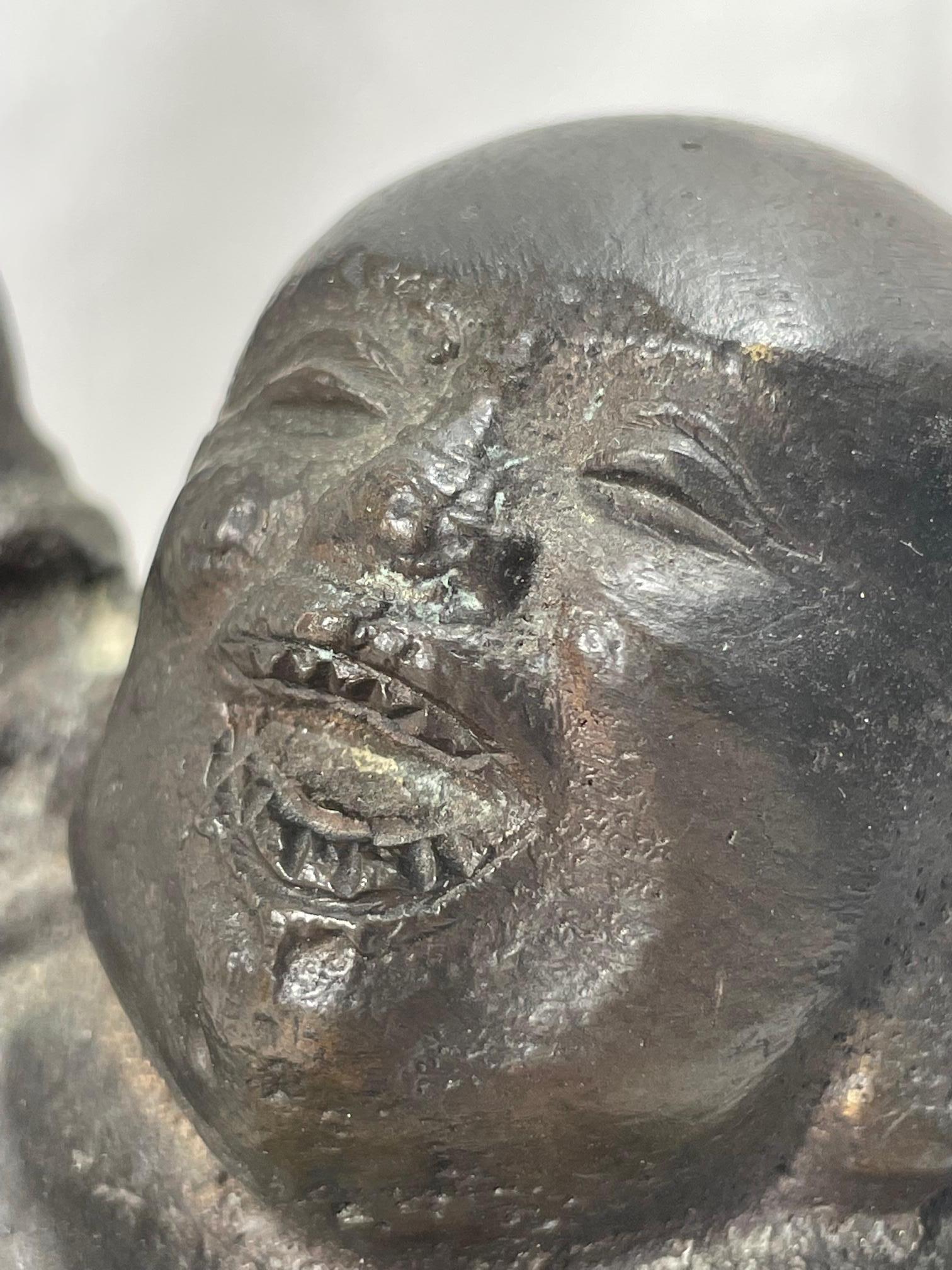 Chinesische Qing Dynasty Bronzestatue des sitzenden glücklichen Maitreya Buddha im Angebot 1