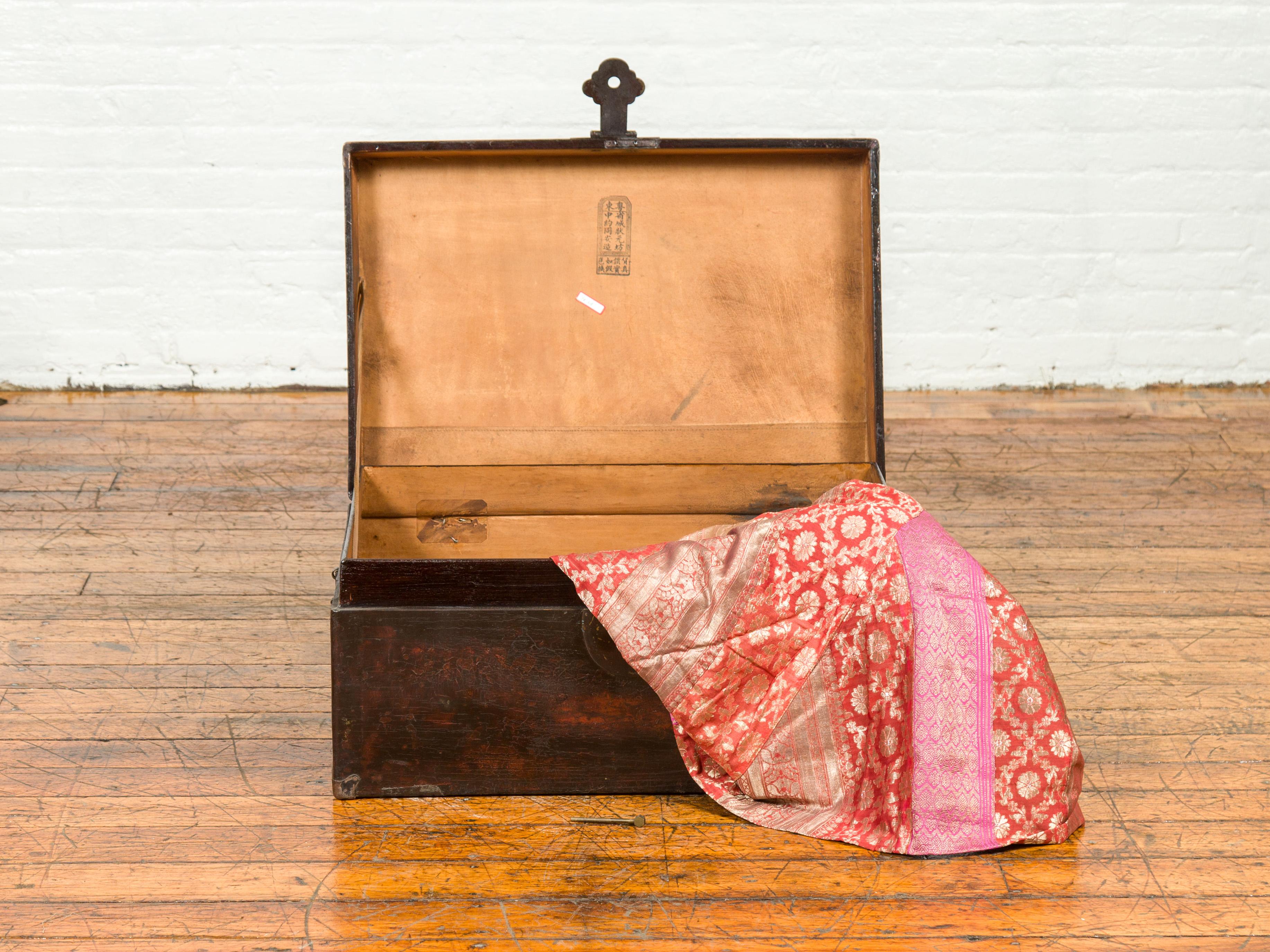 Coffre à couvertures en camphre avec patine vieillie et serrure en laiton, période de la Dynasty Qing Bon état - En vente à Yonkers, NY