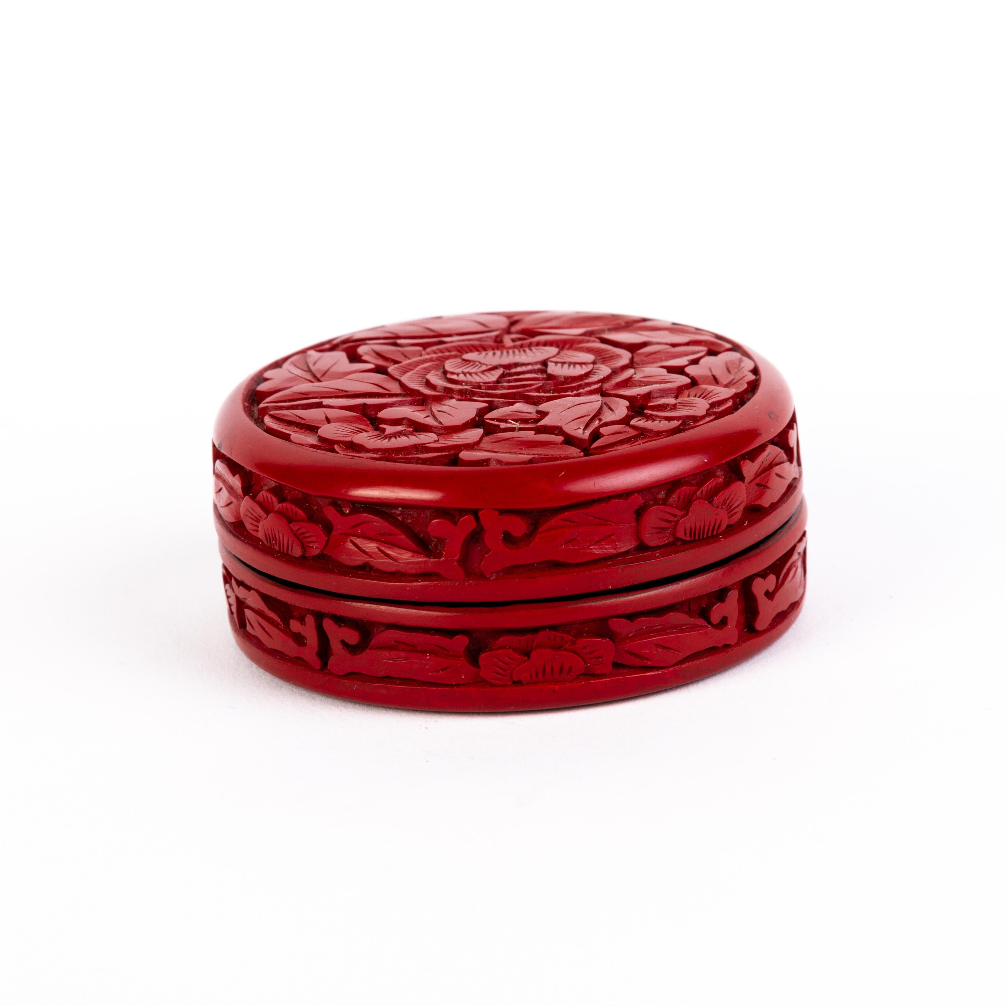 Chinese Qing Dynasty Carved Cinnabar Lacquer Circular Lidded Box circa 1900 In Good Condition For Sale In Nottingham, GB