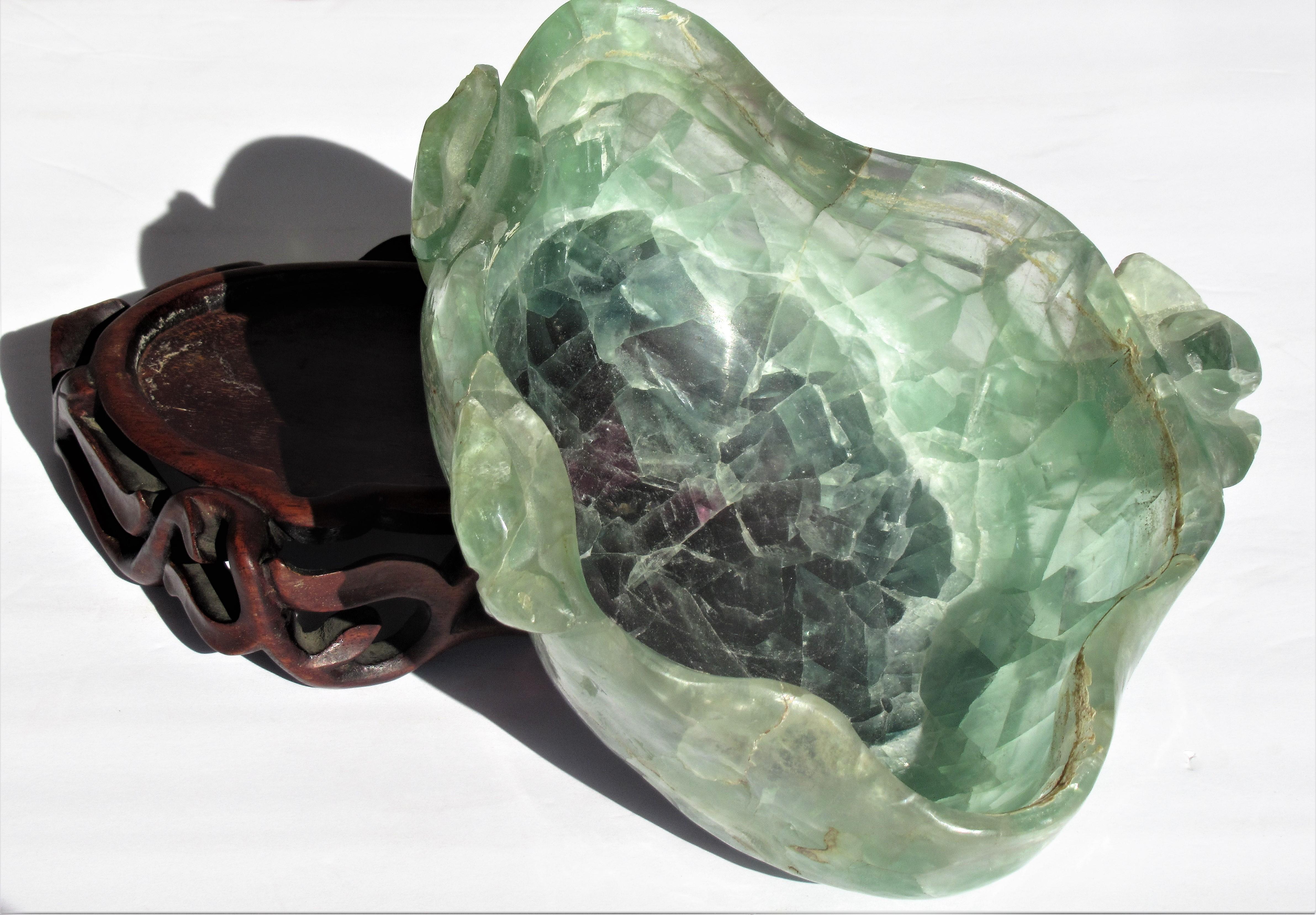 Chinese Qing Dynasty Carved Fluorite Bowl on Stand In Good Condition In Rochester, NY