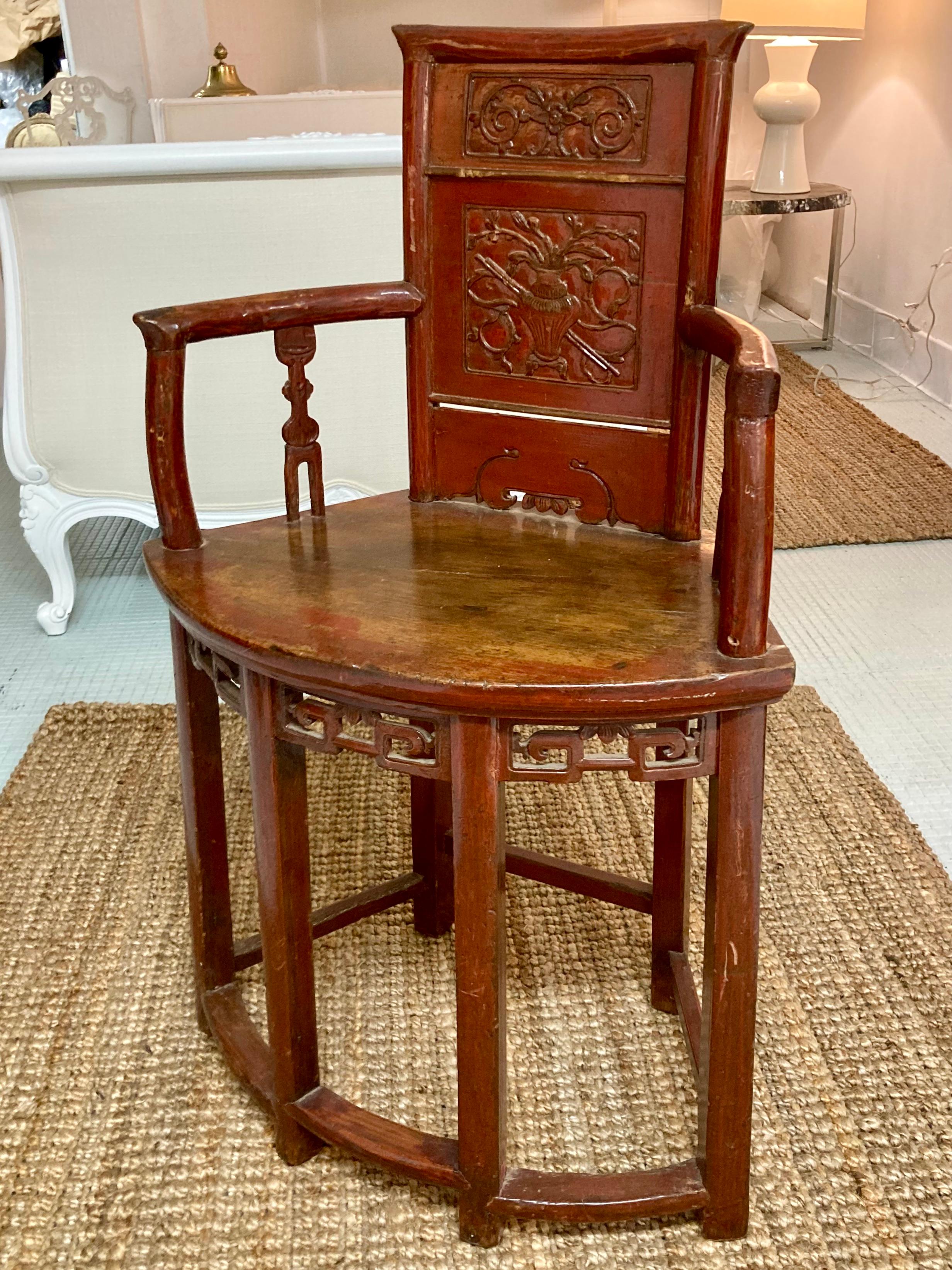 Schöner chinesischer Qing-Dynastie-Eckstuhl. Ungewöhnlich geformter Stuhl, die perfekte Ergänzung für Ihre Sammlung oder ein Einstieg in dieses erstaunliche Stück.