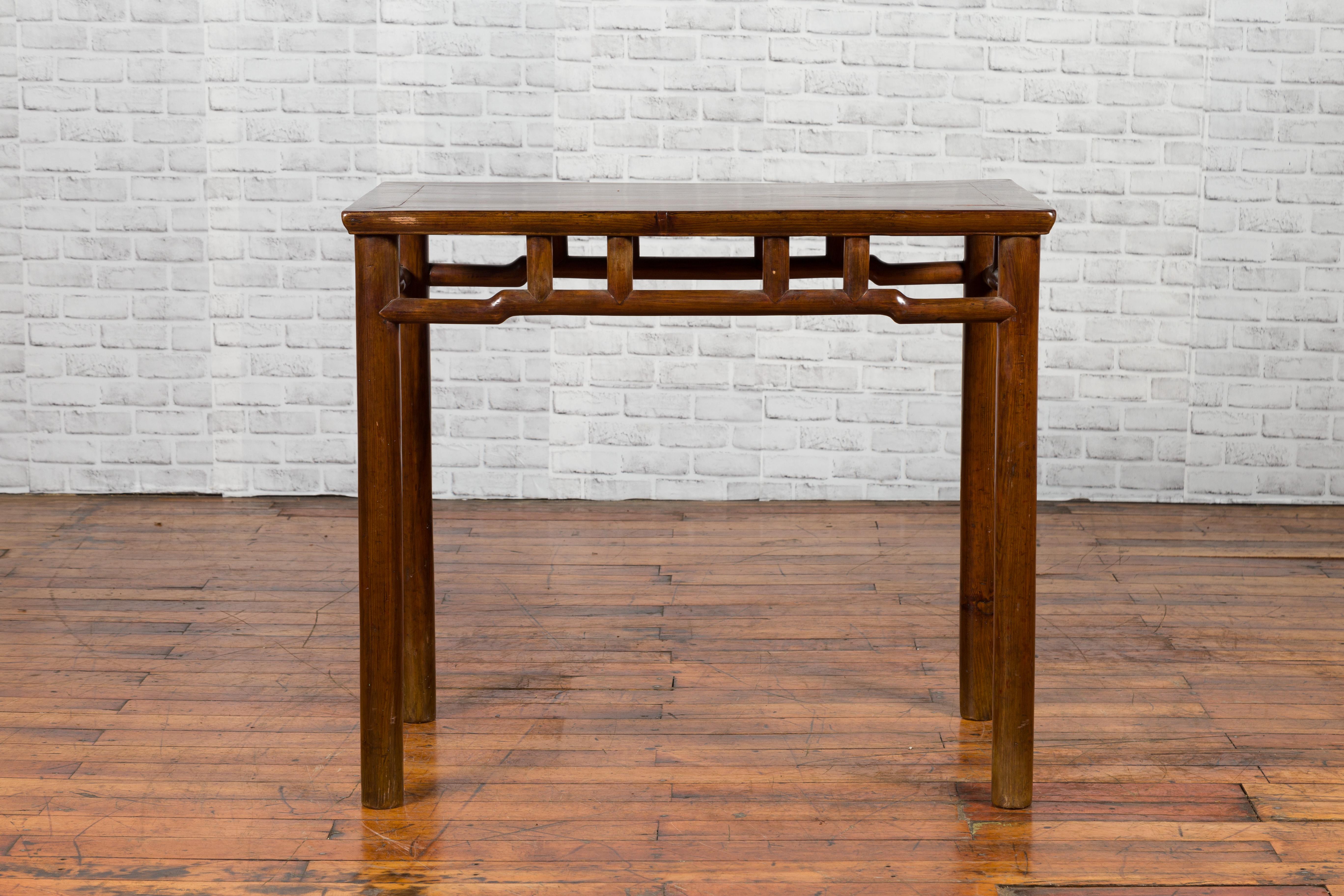 Chinese Qing Dynasty Elm Console Table with Pillar Struts and Humpbacked Apron In Good Condition In Yonkers, NY