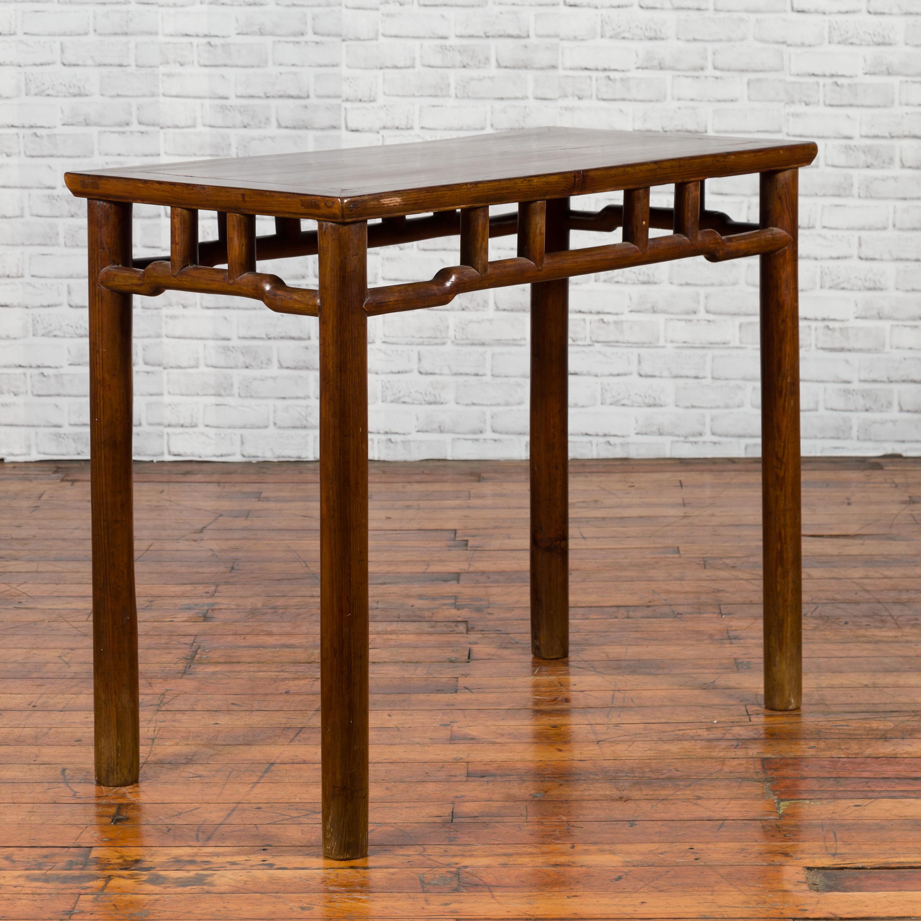 19th Century Chinese Qing Dynasty Elm Console Table with Pillar Struts and Humpbacked Apron