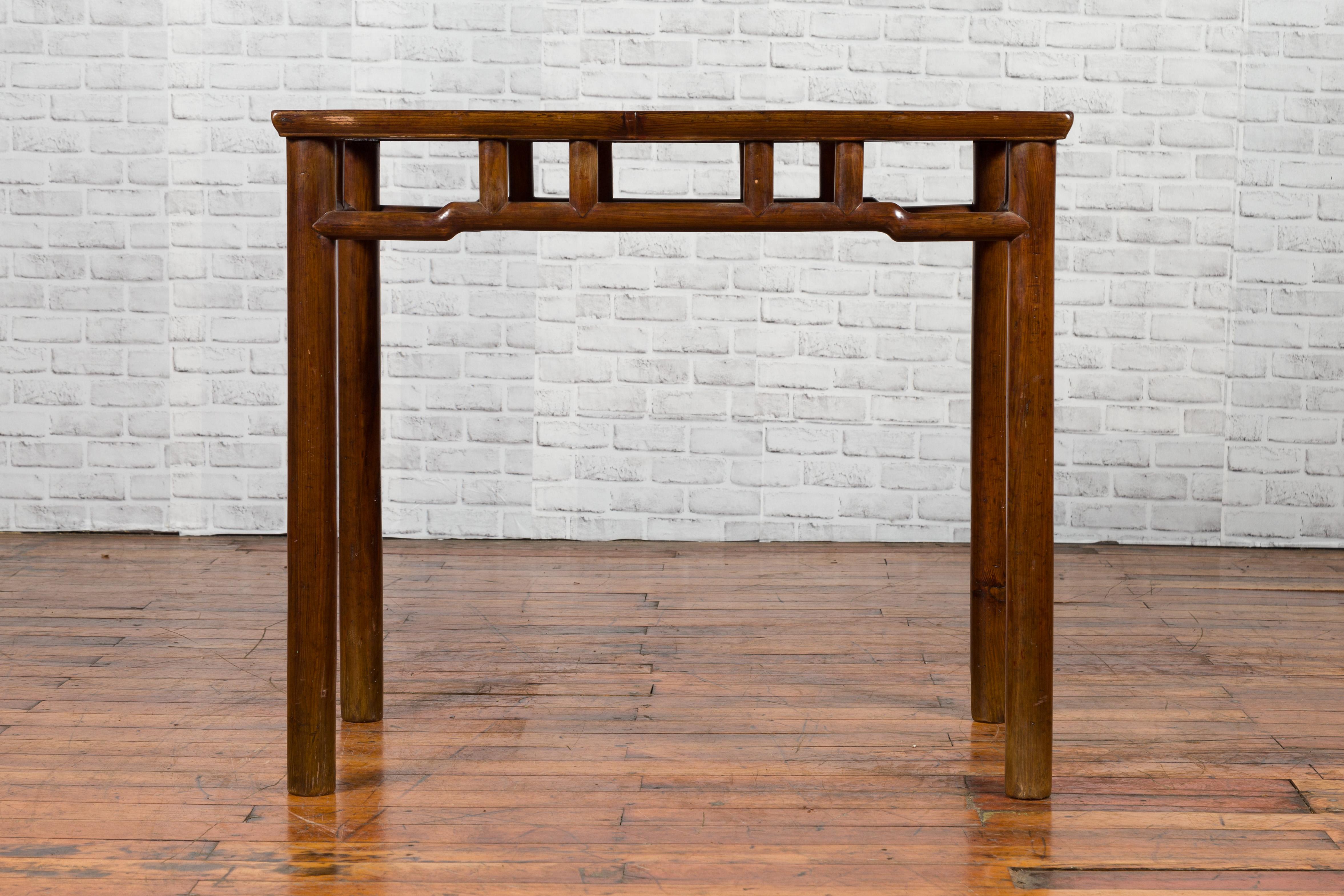 Chinese Qing Dynasty Elm Console Table with Pillar Struts and Humpbacked Apron 1