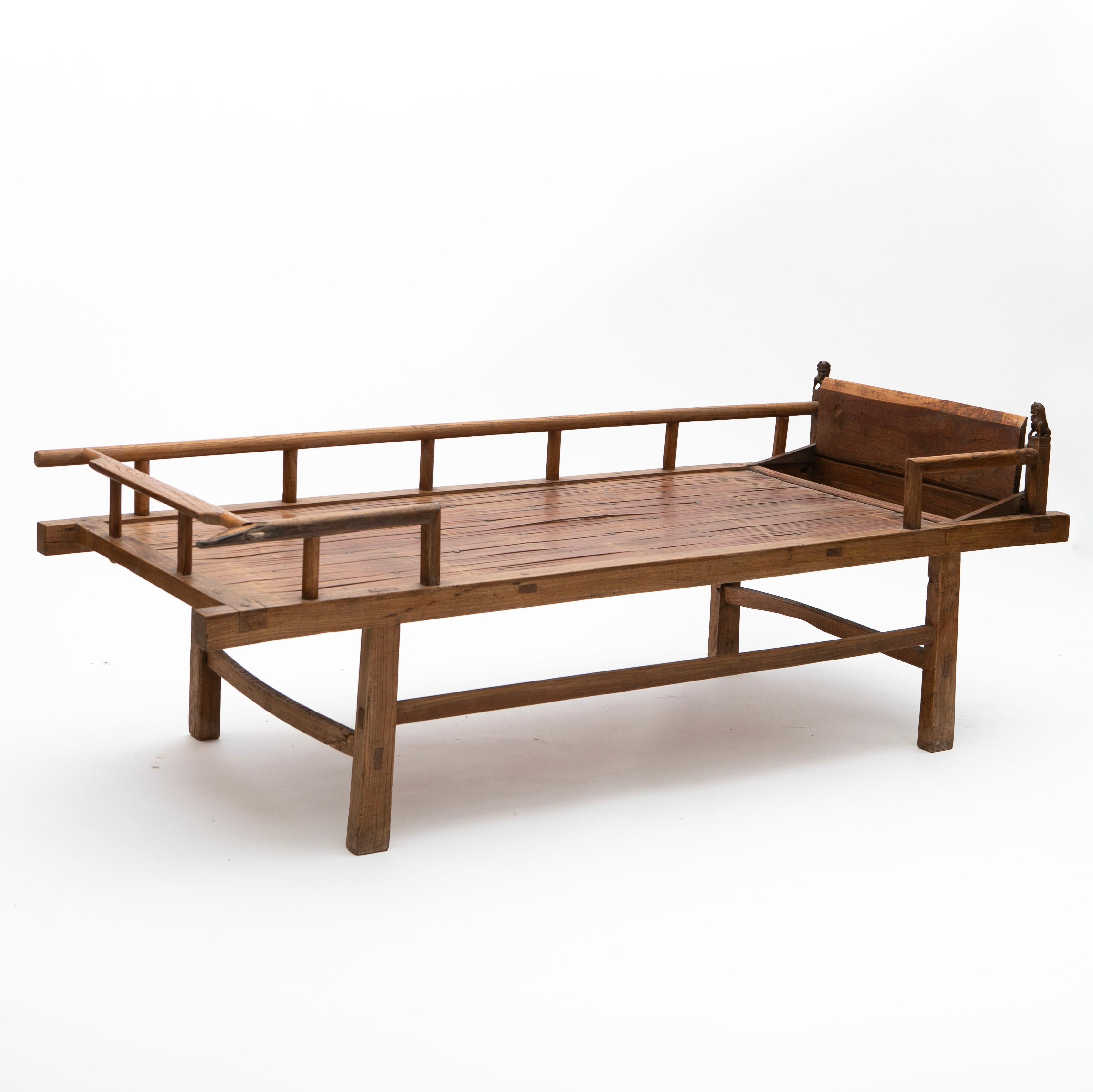 Ce lit de jour de la dynastie chinoise des Qing, datant du XVIIIe siècle, est d'une grande fraîcheur et d'une grande beauté. Il est dans son état d'origine et présente une riche patine naturelle.

Fabriqué en bois d'orme massif avec un sommier à