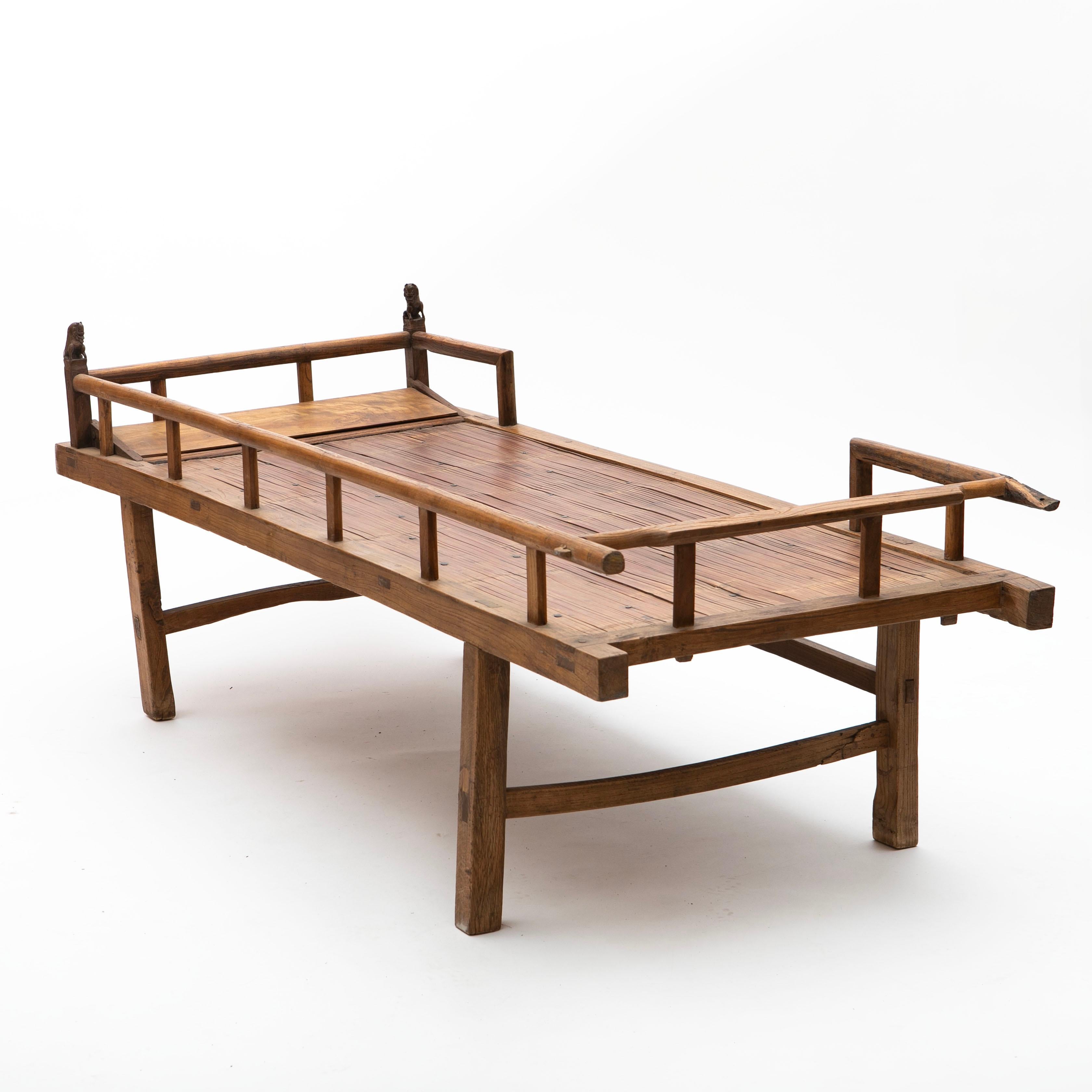 XVIIIe siècle Lit de jour en orme de la dynastie chinoise Qing avec motifs de chien en mousse sculptés et base en bambou en vente