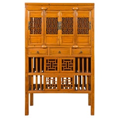 Armoire de cuisine en orme de la dynastie chinoise Qing avec motifs chantournés et panneaux coulissants