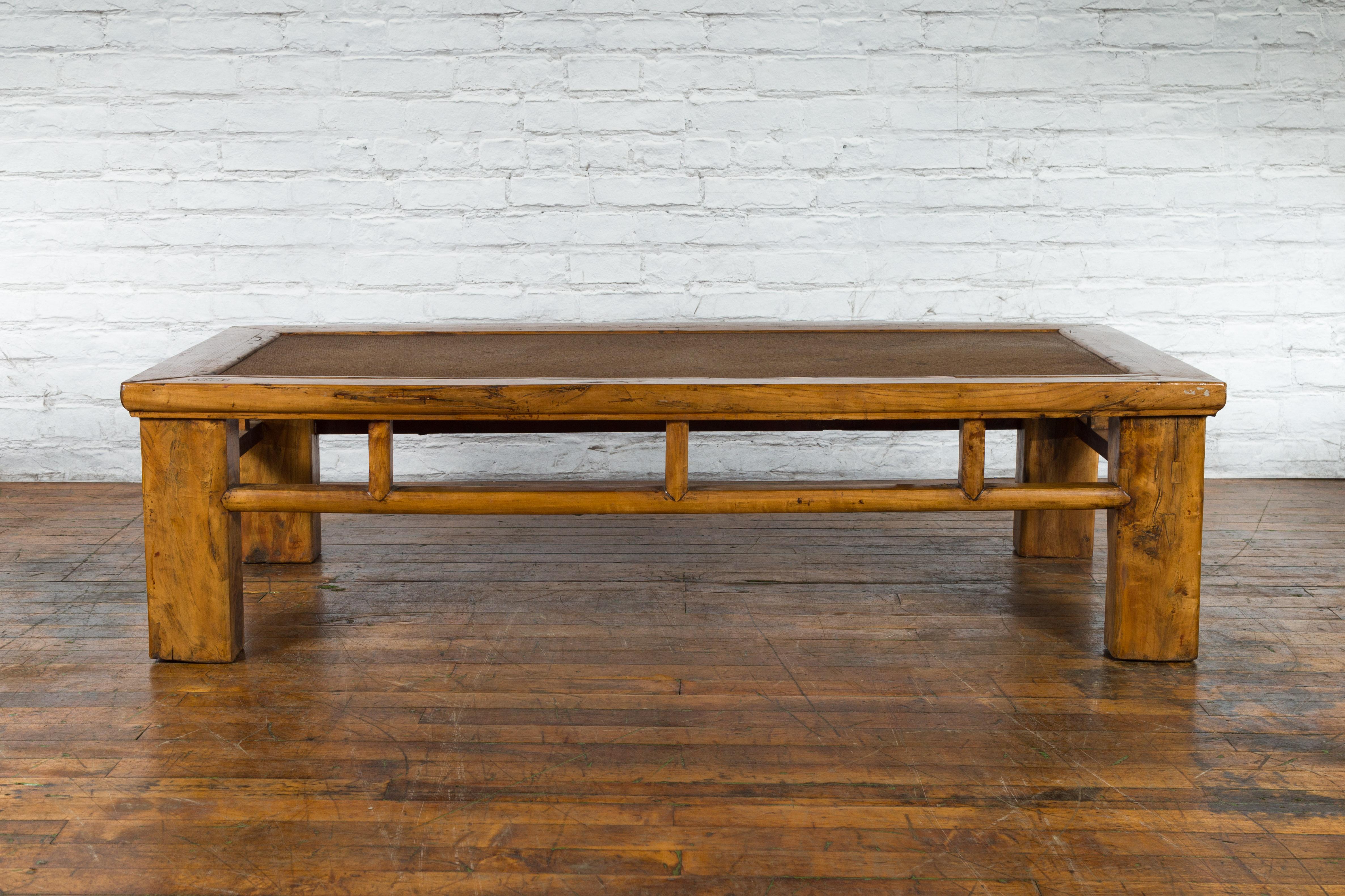 Qing Dynasty Elm Lohan Bed Couchtisch mit handgeflochtener Rattanplatte (Handgewebt) im Angebot