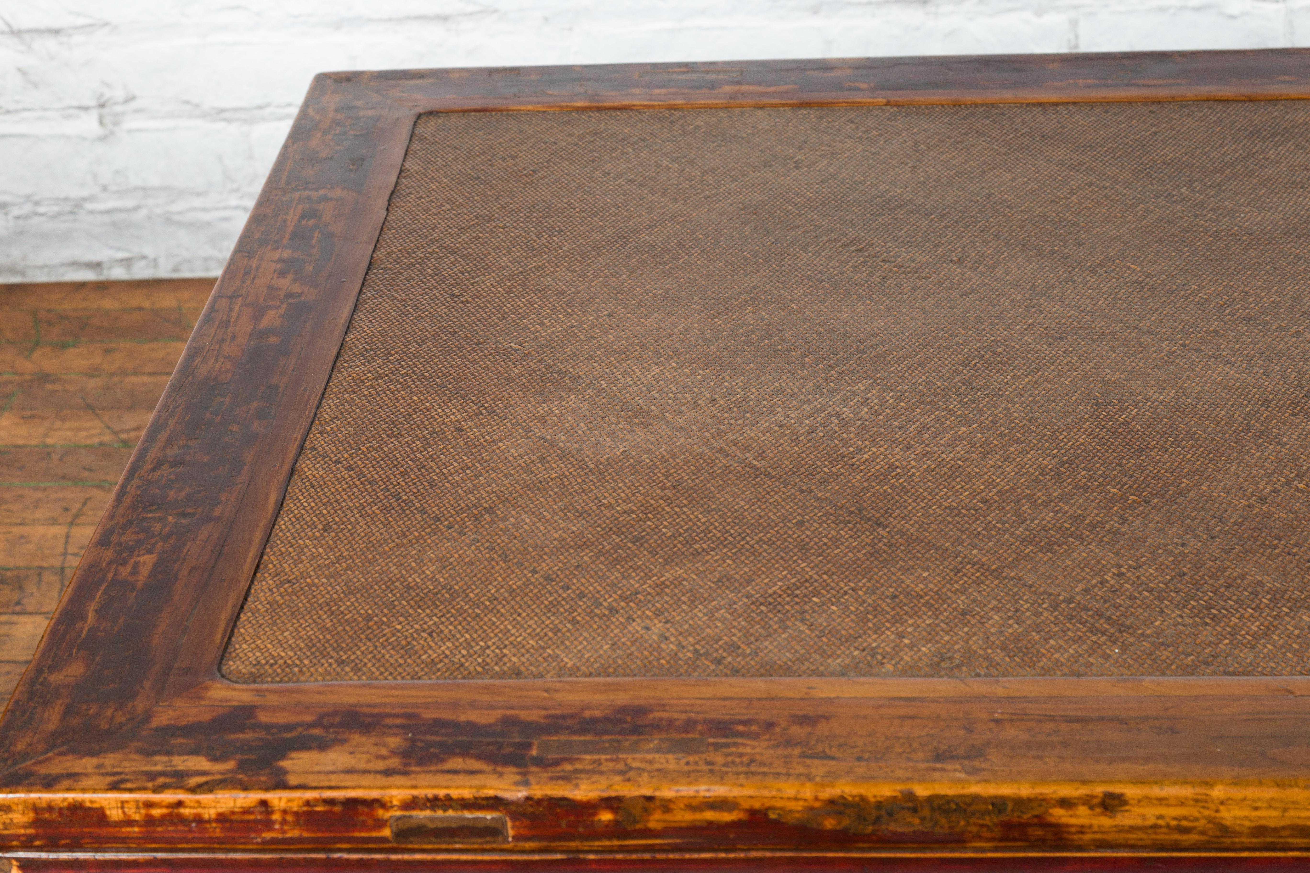 Table basse de chevet en orme de la dynastie chinoise Qing, avec plateau en rotin et en mauvais état en vente 1