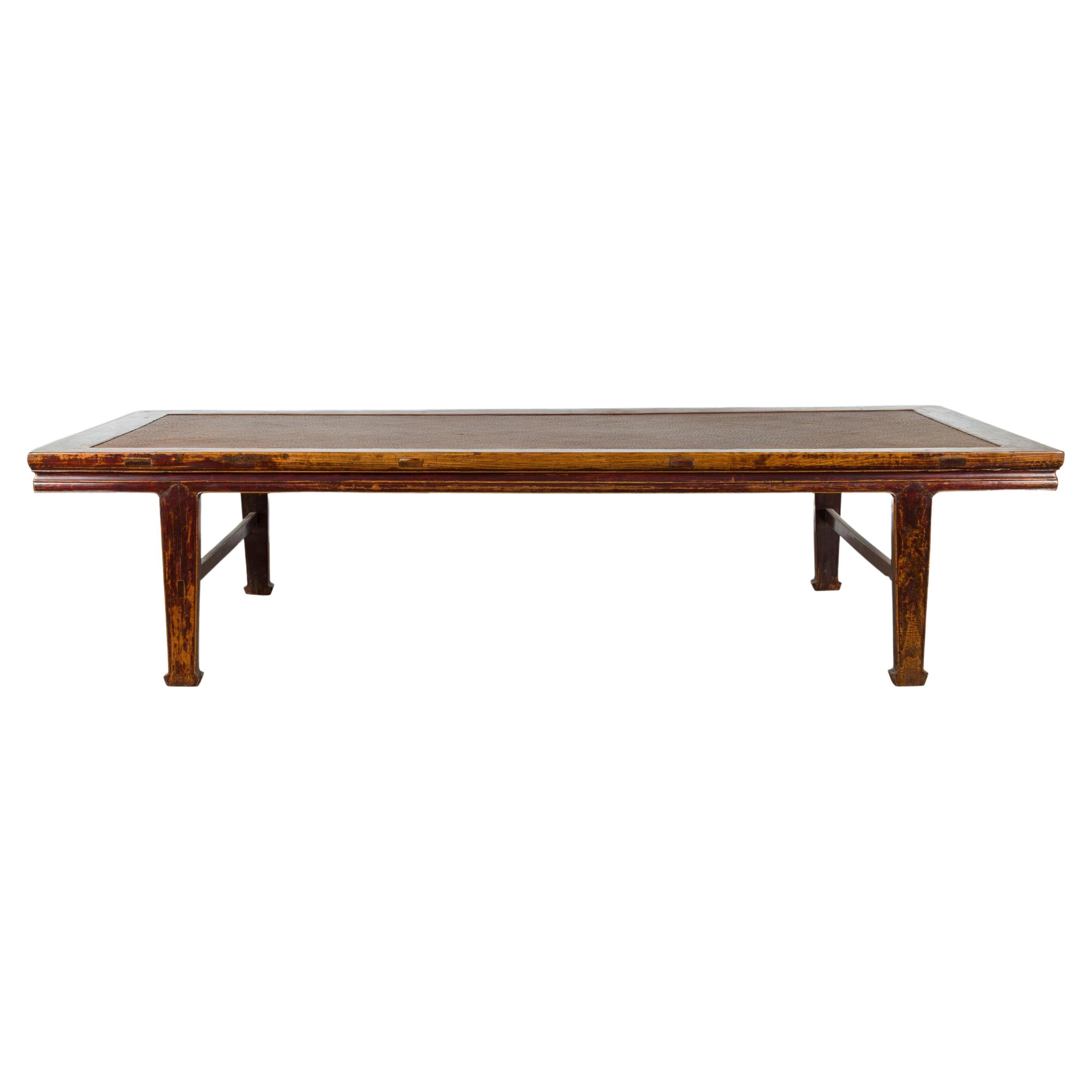 Table basse de chevet en orme de la dynastie chinoise Qing, avec plateau en rotin et en mauvais état en vente