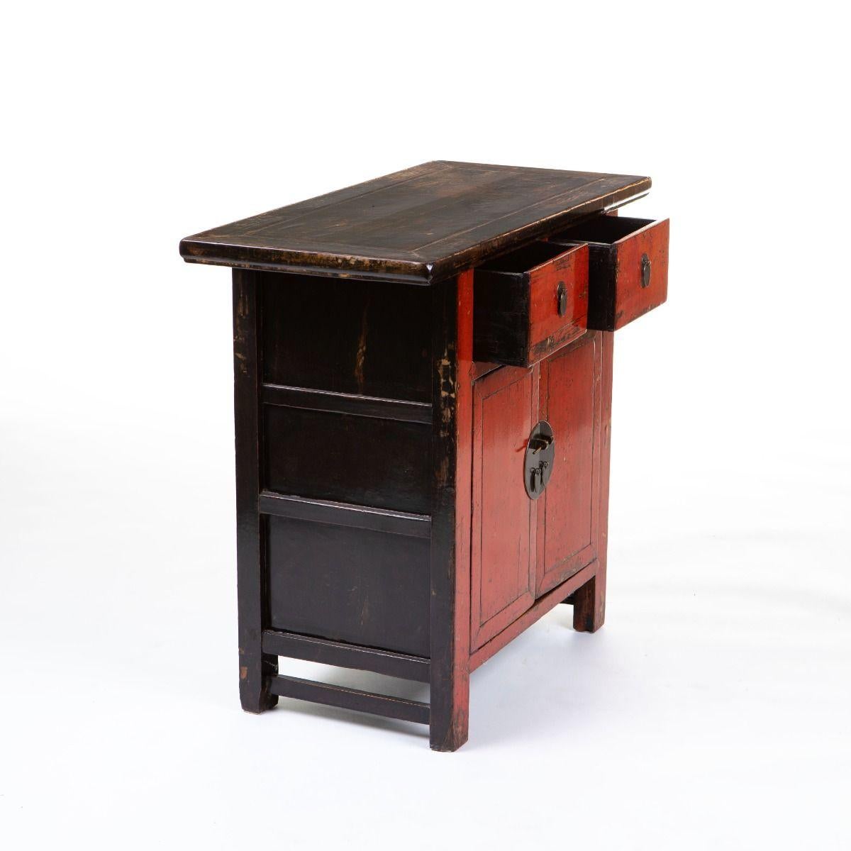 Chinesisches Sideboard aus der Qing-Dynastie aus Ulme mit rotem und schwarzem Lack (Lackiert) im Angebot