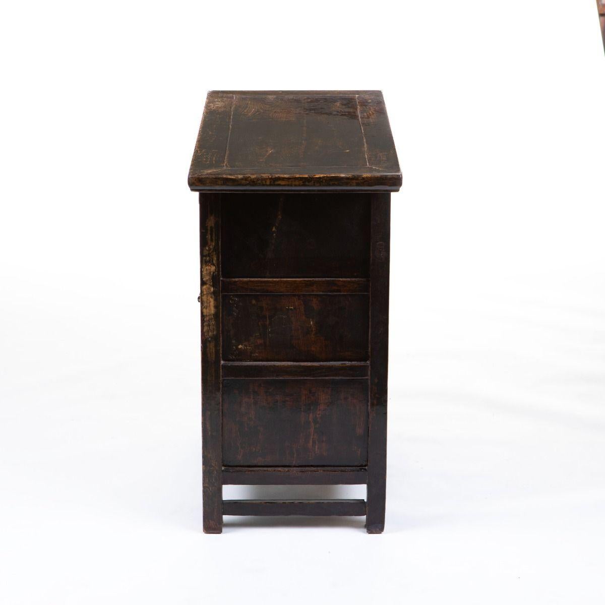 Chinesisches Sideboard aus der Qing-Dynastie aus Ulme mit rotem und schwarzem Lack im Zustand „Gut“ im Angebot in Kastrup, DK