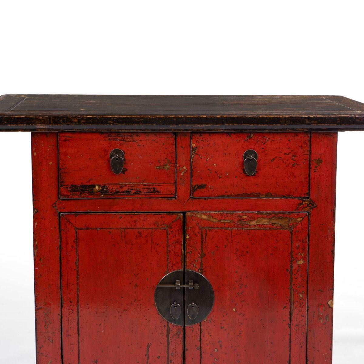 Chinesisches Sideboard aus der Qing-Dynastie aus Ulme mit rotem und schwarzem Lack (19. Jahrhundert) im Angebot