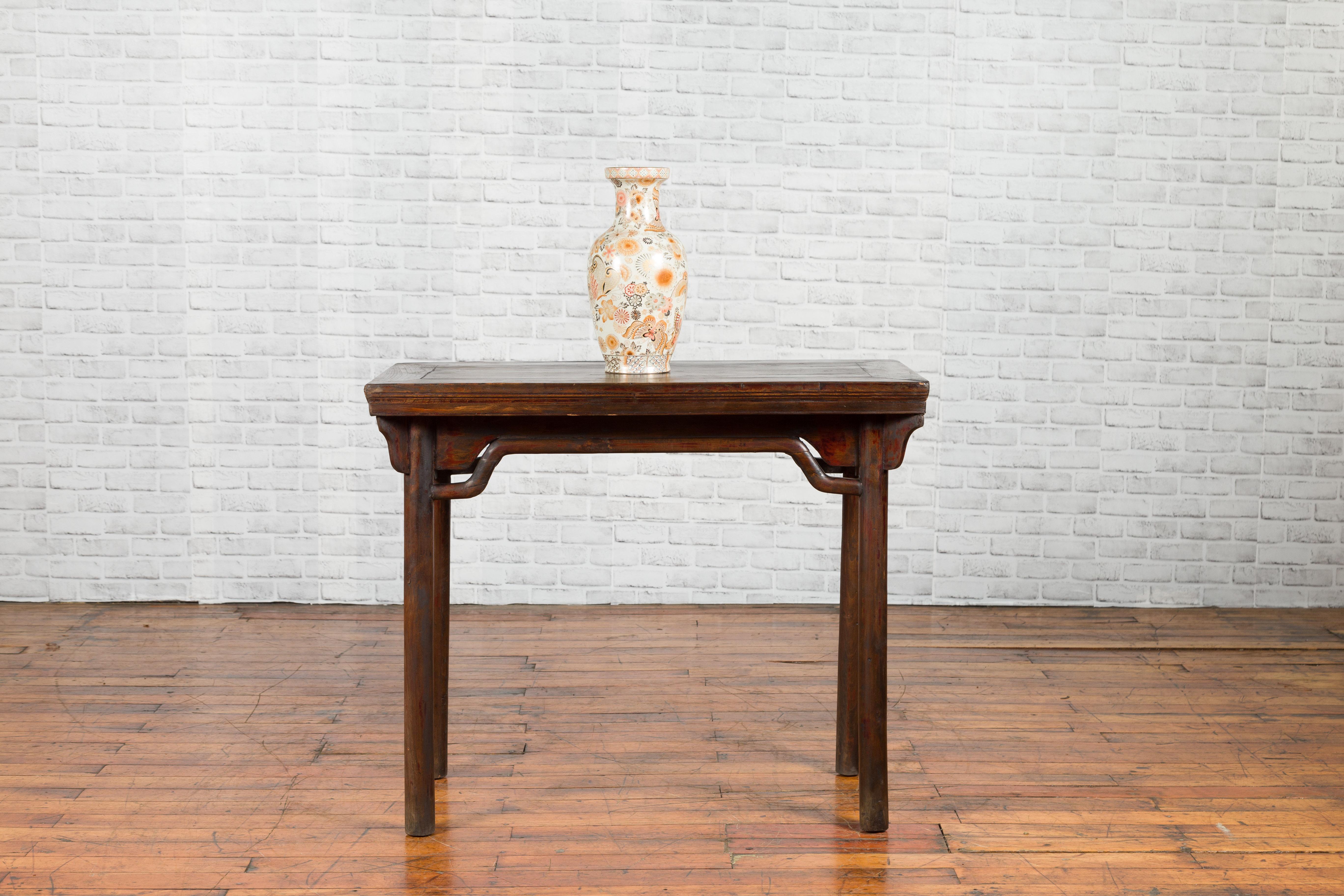 19th Century Chinese Qing Dynasty Elm Wine Table with Humpbacked Apron and Carved Spandrels For Sale