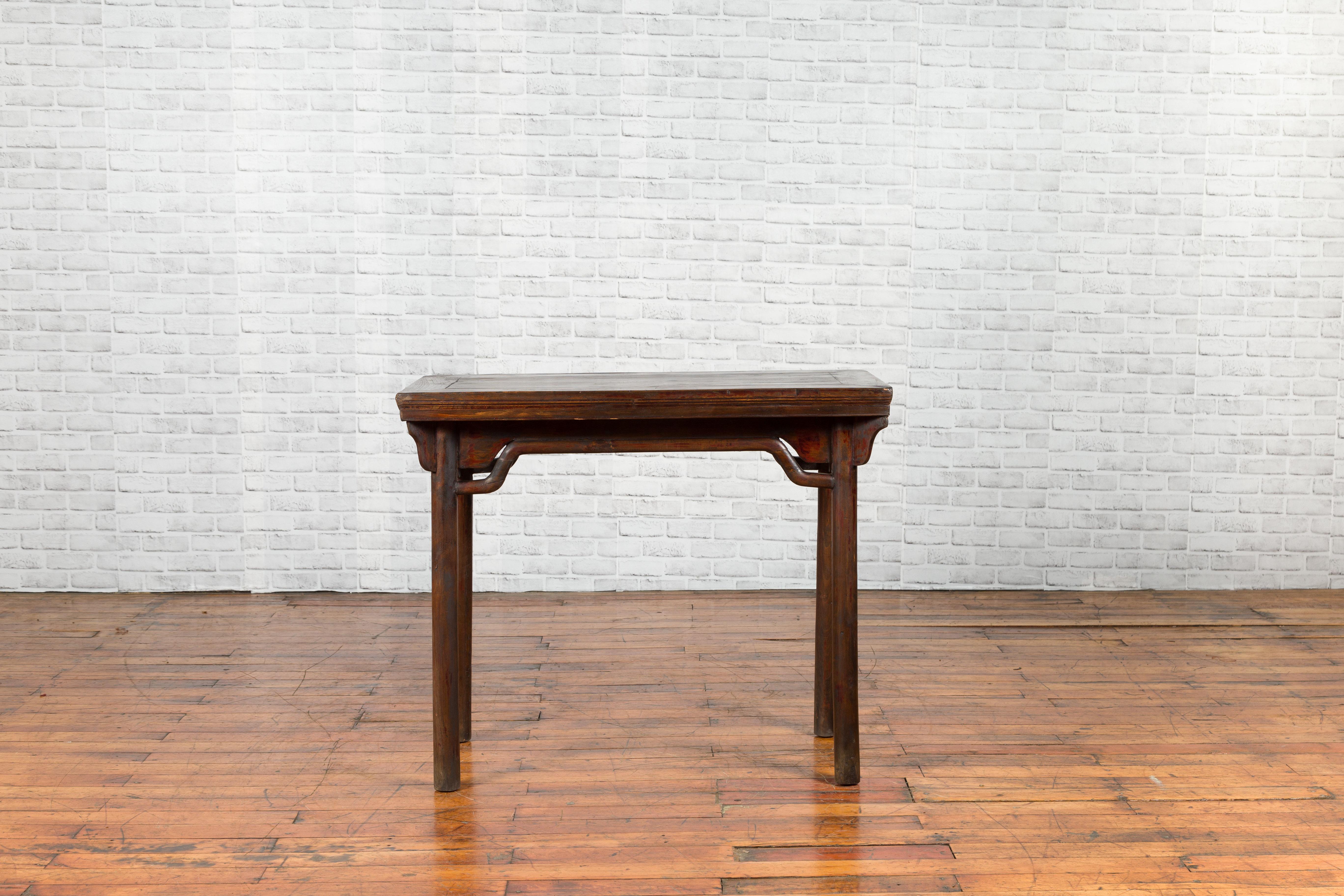 XIXe siècle Table à vin en orme de la dynastie chinoise Qing avec tablier à dos d'âne et écoinçons sculptés en vente