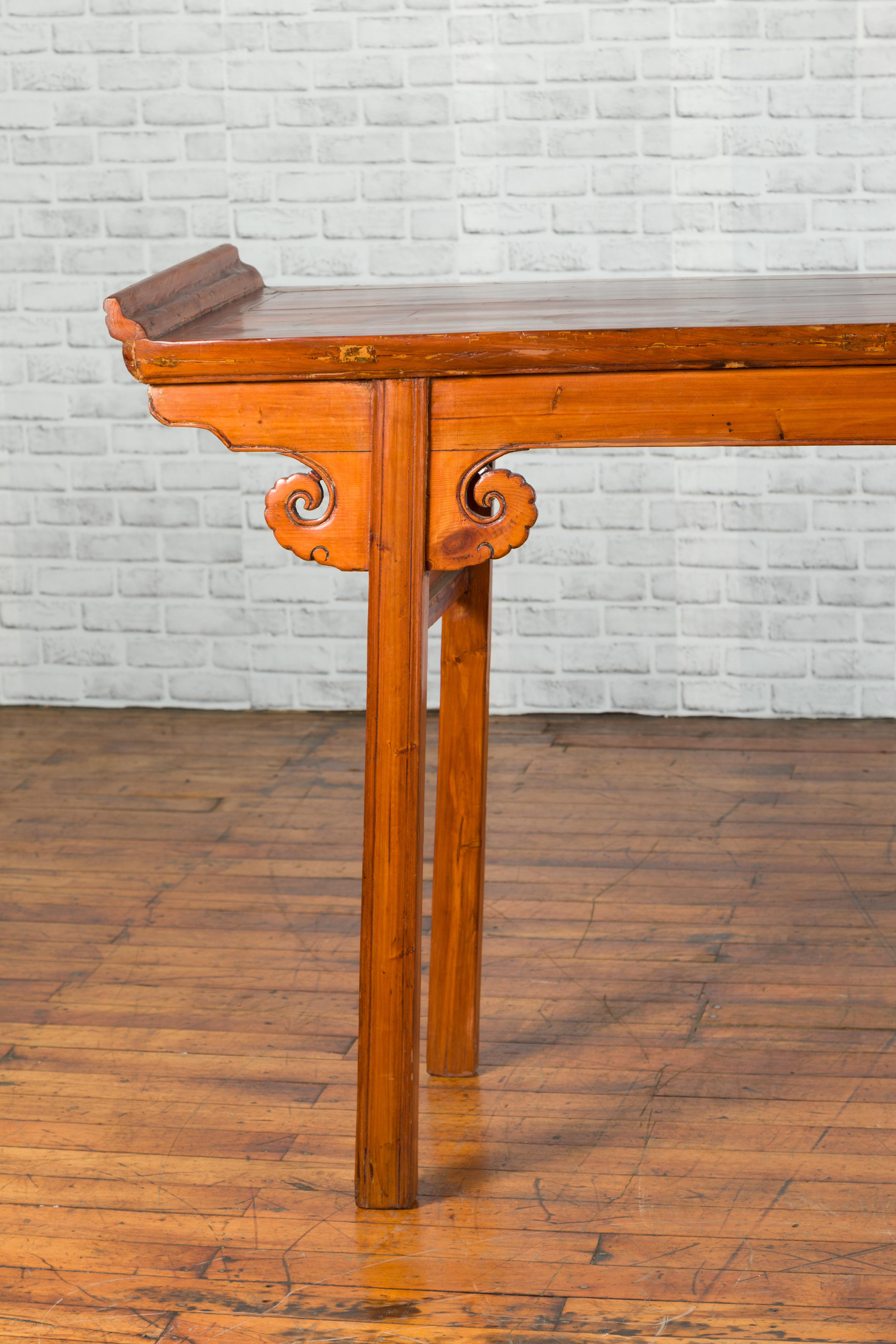 19th Century Chinese Qing Dynasty Elmwood Altar Console Table with Cloudy Scroll Motifs For Sale