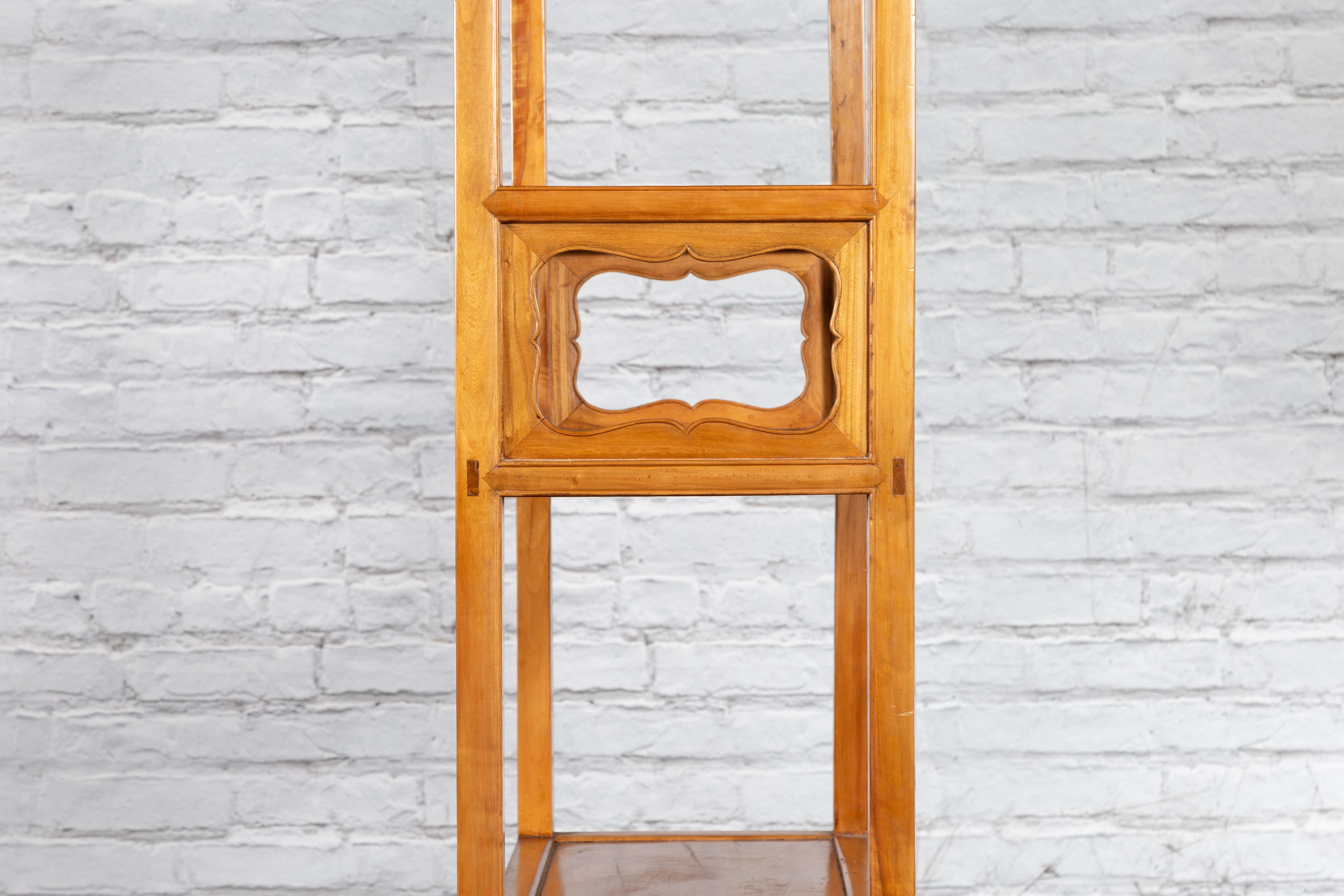 Chinese Qing Dynasty Elmwood Bookcase with Three Shelves and Pierced Cartouches For Sale 4